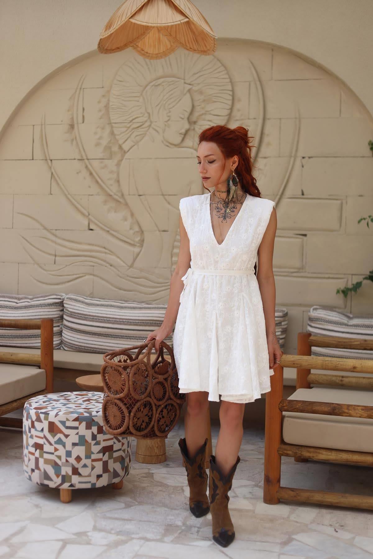 Beyaz Derin V Yaka Kısa Brode Elbise