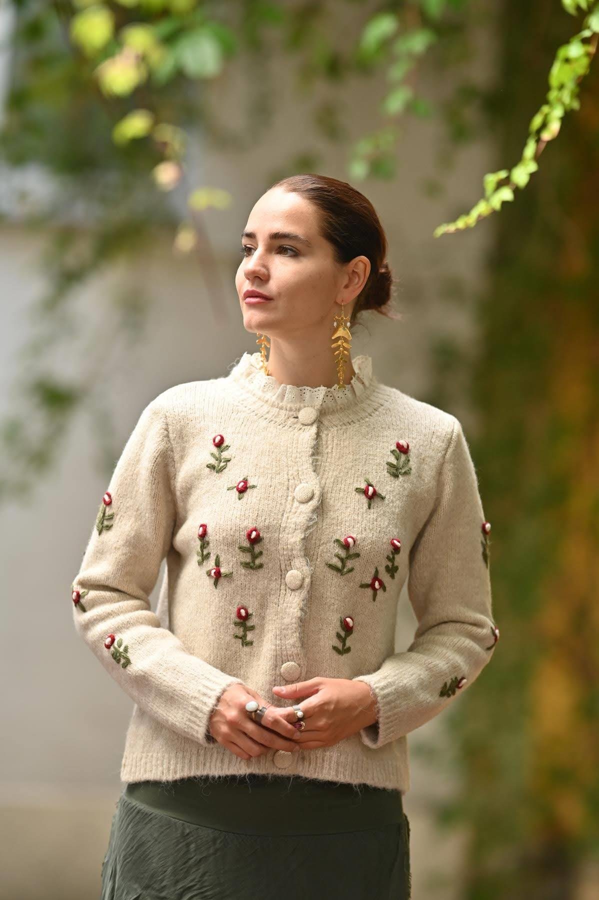 Taş Rengi Çiçek Nakışlı Yakası Dantelli Hırka