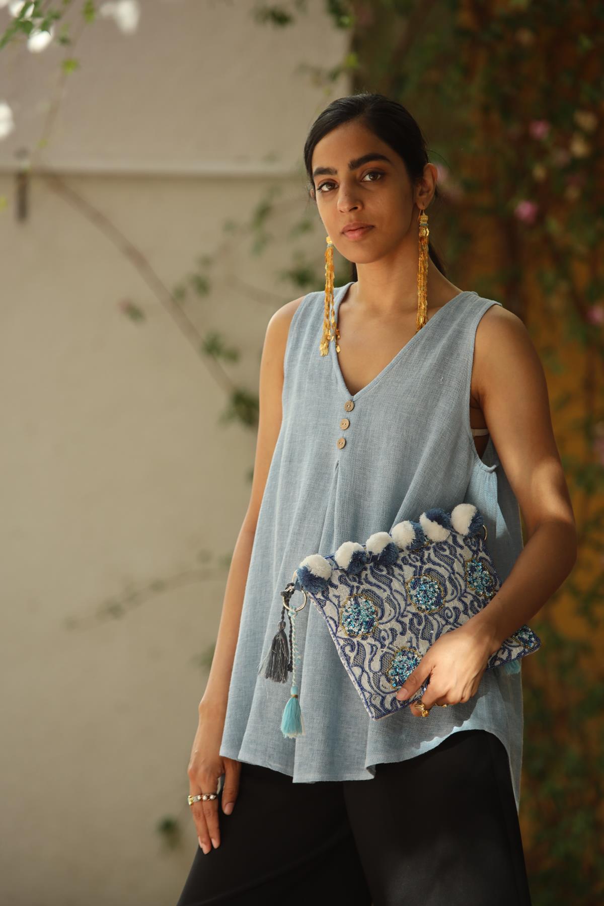 Açık Mavi Düğmeli V Yaka Askılı Bluz