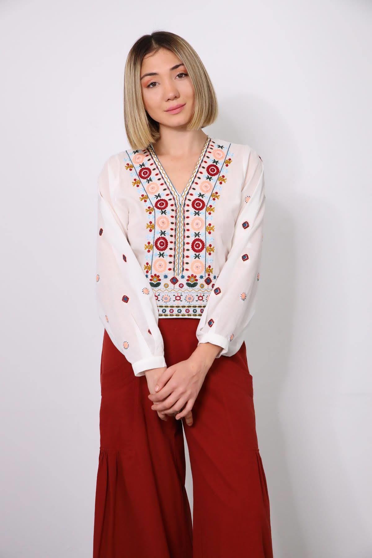Beyaz İşlemeli V Yaka Bohem Bluz - Şaman Butik - Bohem Giyim ve Aksesuar | Kadın & Erkek Beyaz İşlemeli V Yaka Bohem Bluz