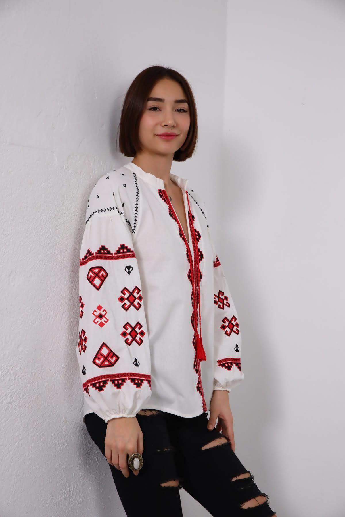  Beyaz İşlemeli Omzu Dikiş Detay Balon Kol Bluz