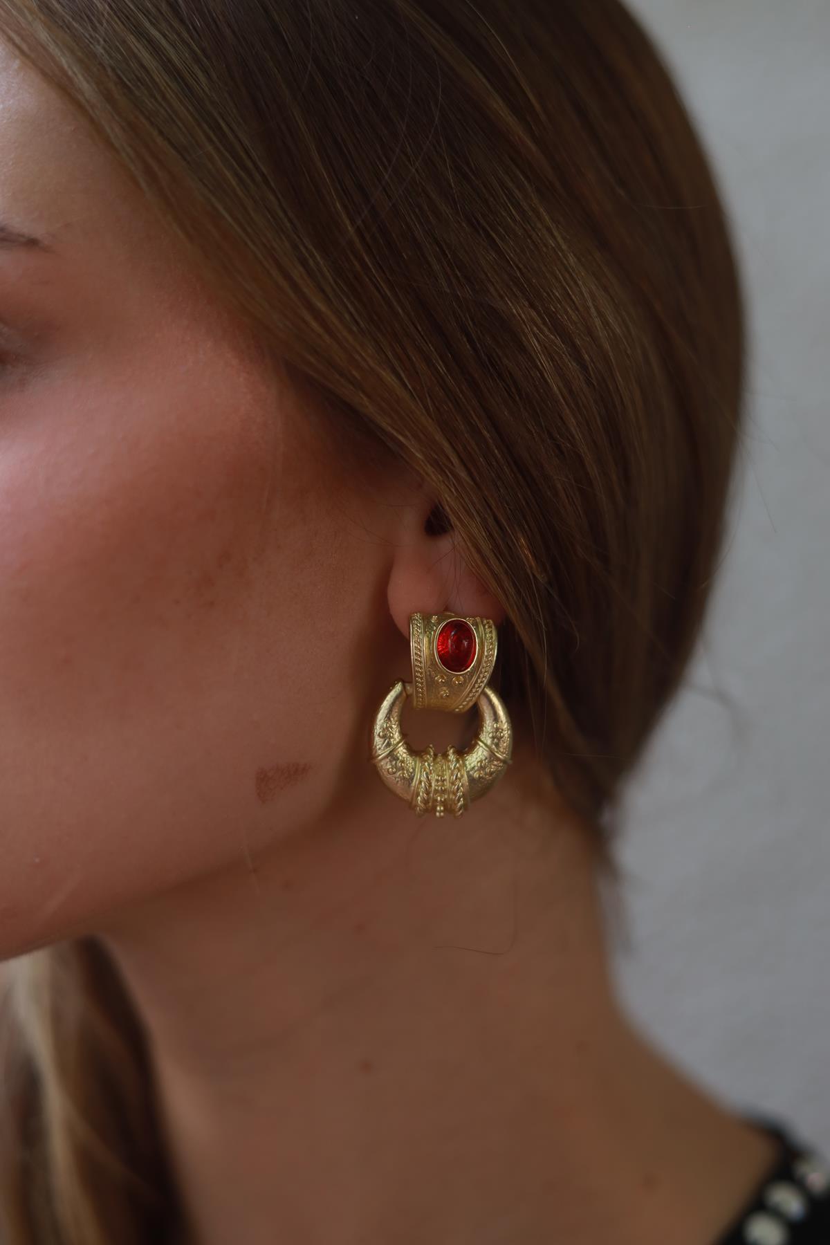 Kırmızı Taş Detaylı Gold Rengi Küpe