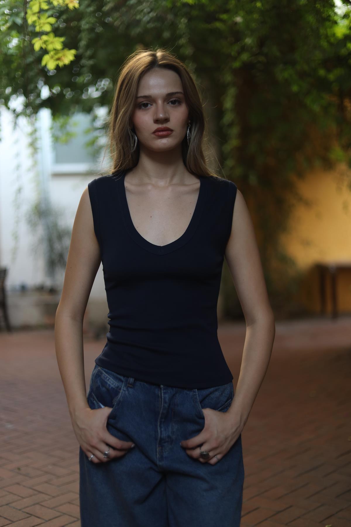 Lacivert V Yaka Kalın Askılı Atlet