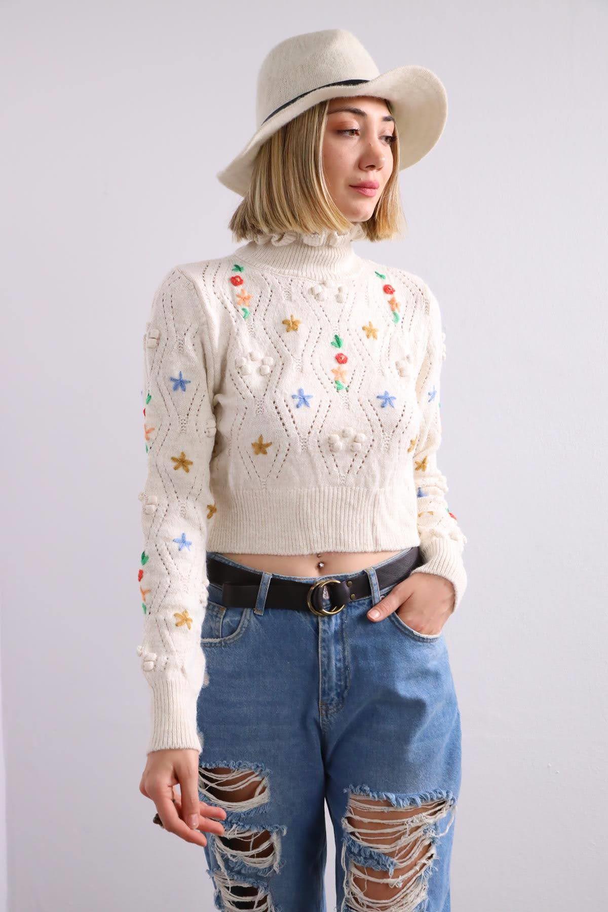 Ekru İşlemeli Volan Yaka Crop Kazak - Şaman Butik Ekru İşlemeli Volan Yaka Crop Kazak