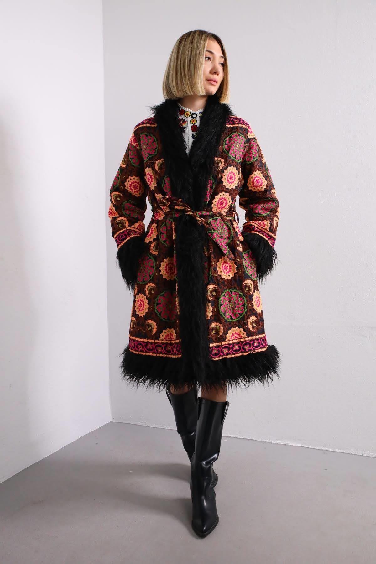 Siyah İşlemeli Kürk Detaylı Boho Kaban - Şaman Butik Siyah İşlemeli Kürk Detaylı Boho Kaban