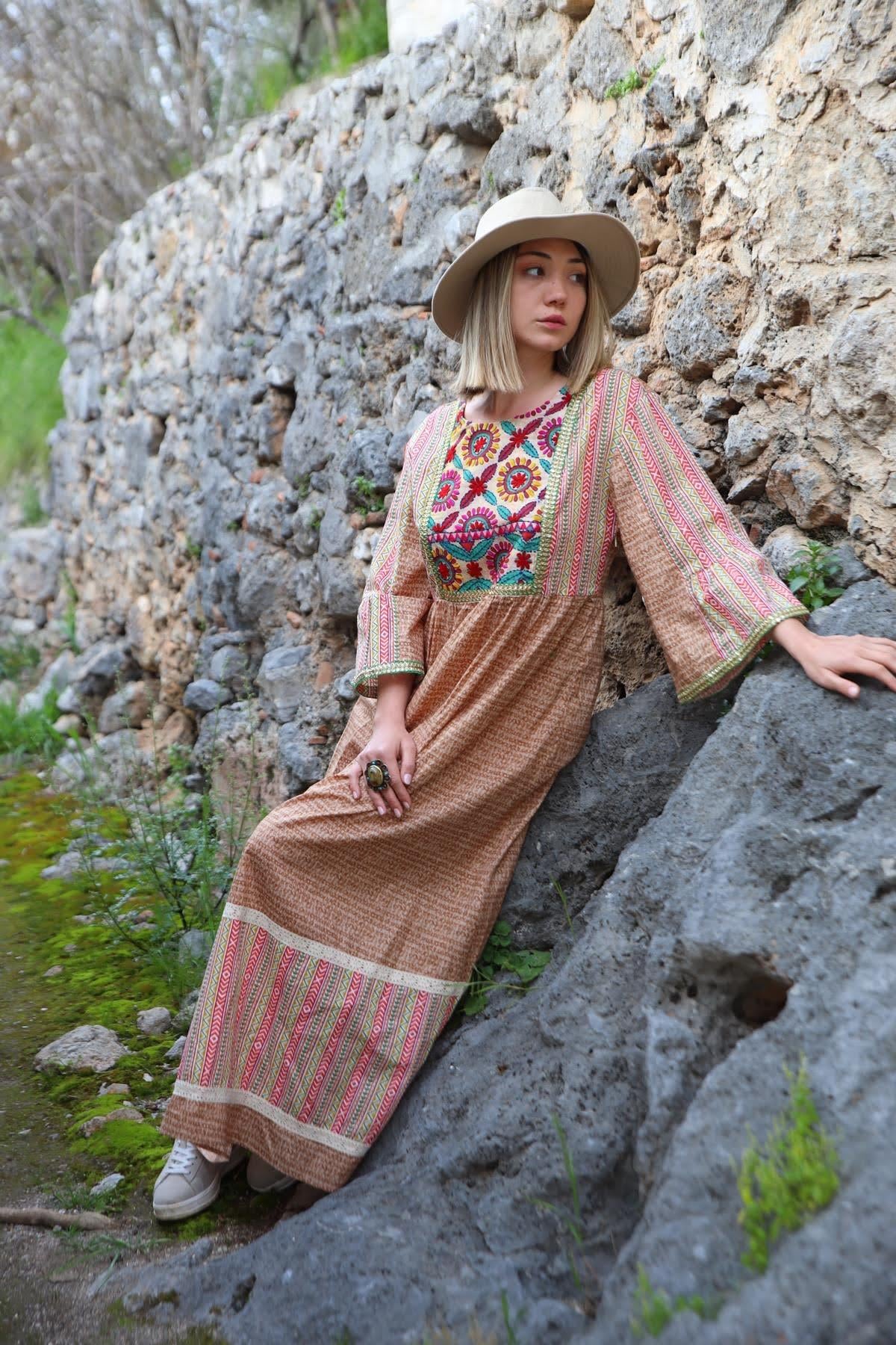 Camel Rengi Yakası Nakışlı Payet ve Güpürlü Elbise - Şaman Butik Camel Rengi Yakası Nakışlı Payet ve Güpürlü Elbise