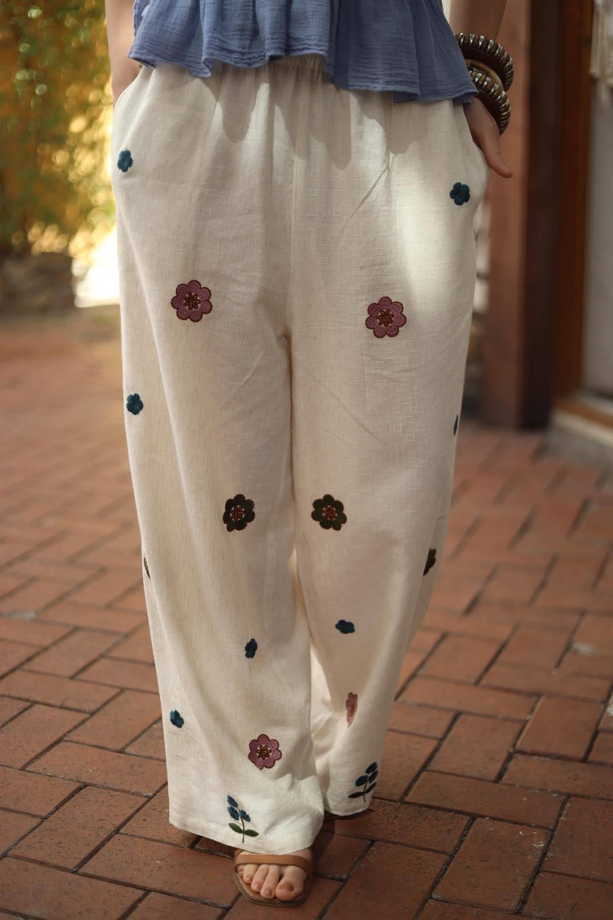 Krem Rengi Kendinden Kareli Nakışlı Pantolon
