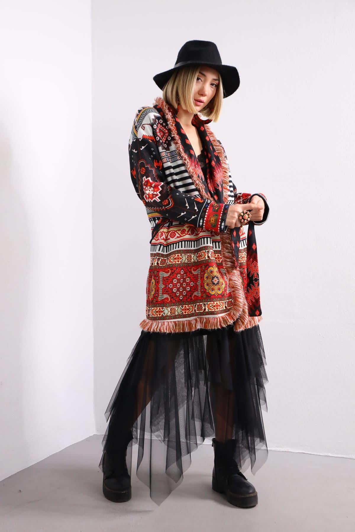 Siyah Beyaz Etnik Desenli Saçaklı Kaban - Şaman Butik - Bohem Giyim ve Aksesuar | Kadın & Erkek Siyah Beyaz Etnik Desenli Saçaklı Kaban