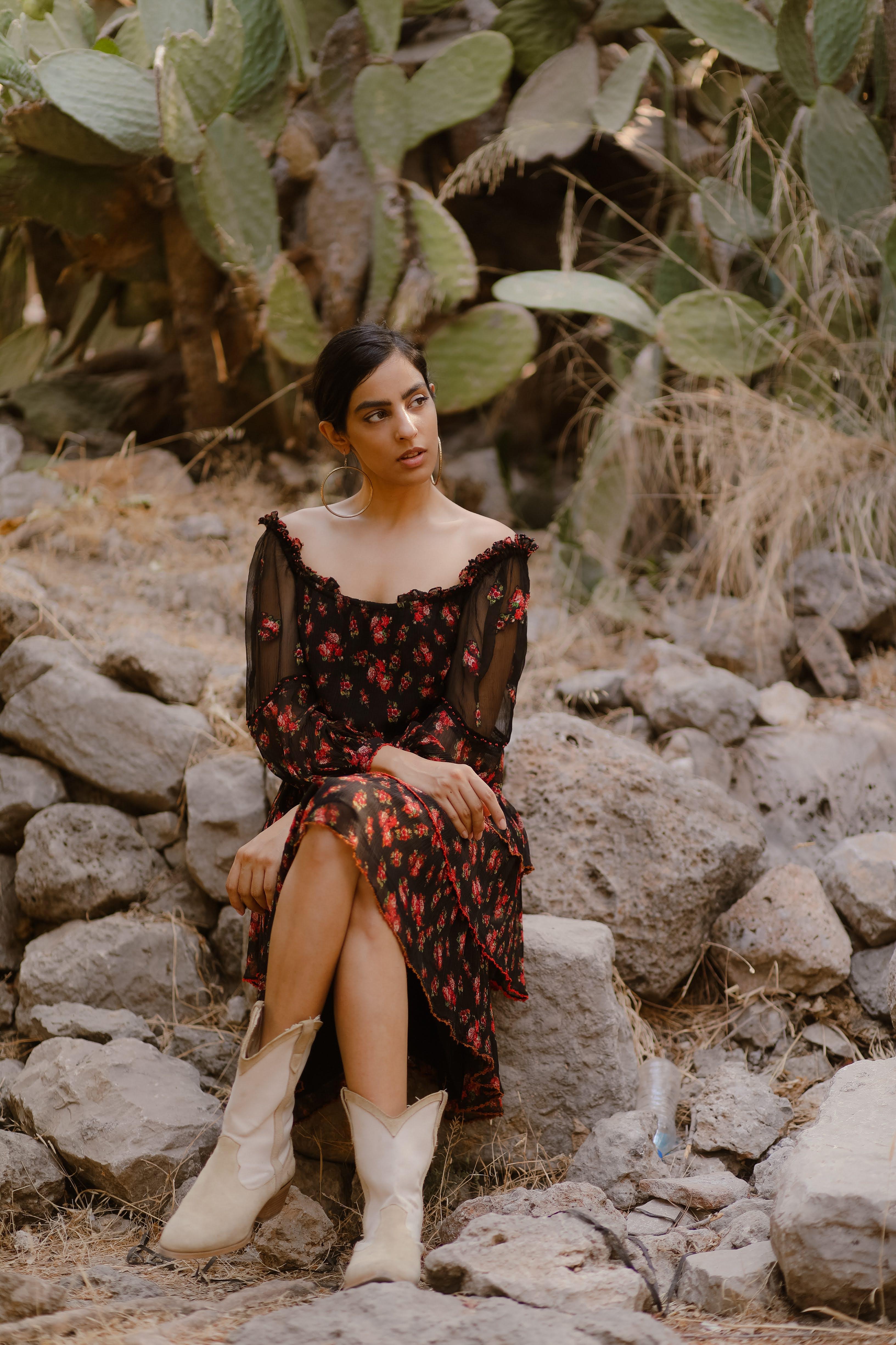  Siyah Çiçek Desenli Yakası Fırfırlı Kat Kat Elbise