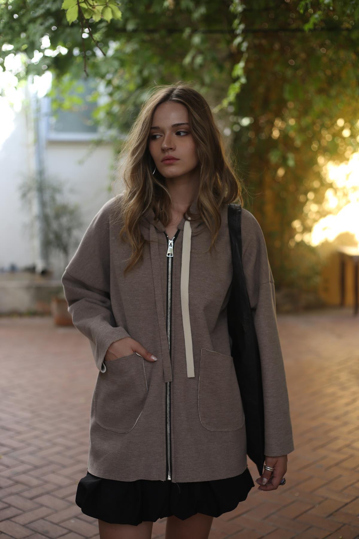 Bej Kapüşonlu Fermuarlı Ceket