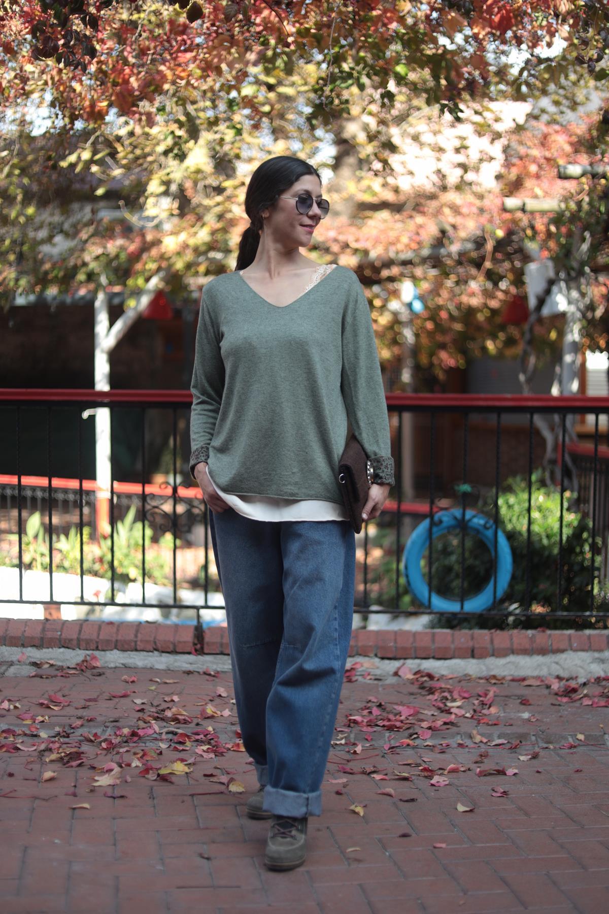 Haki V Yaka İçi Çiçek Desenli Triko Bluz