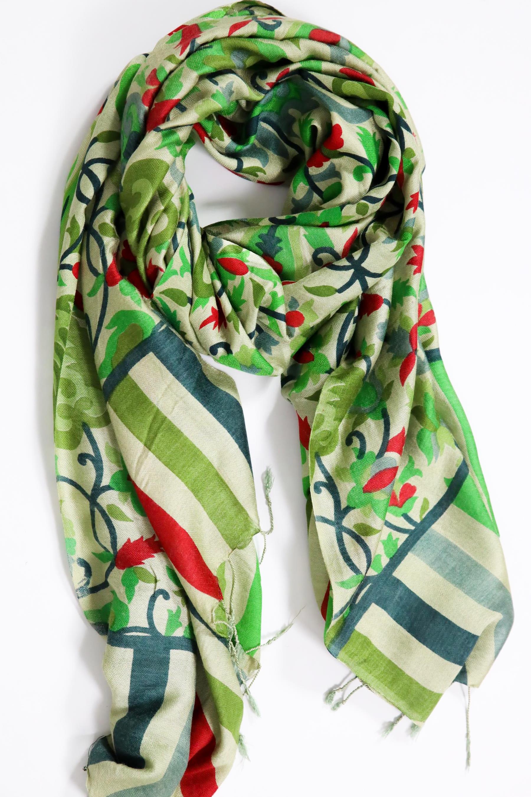 Yeşil Püsküllü Desenli İpek Şal - Şaman Butik Yeşil Püsküllü Desenli İpek Şal