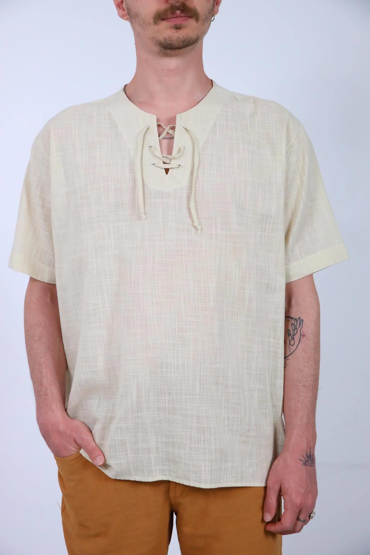 Krem Rengi Yakası Bağcıklı Yırtmaçlı Kısa Kollu Erkek Gömlek - Şaman Butik Krem Rengi Yakası Bağcıklı Yırtmaçlı Kısa Kollu Erkek Gömlek