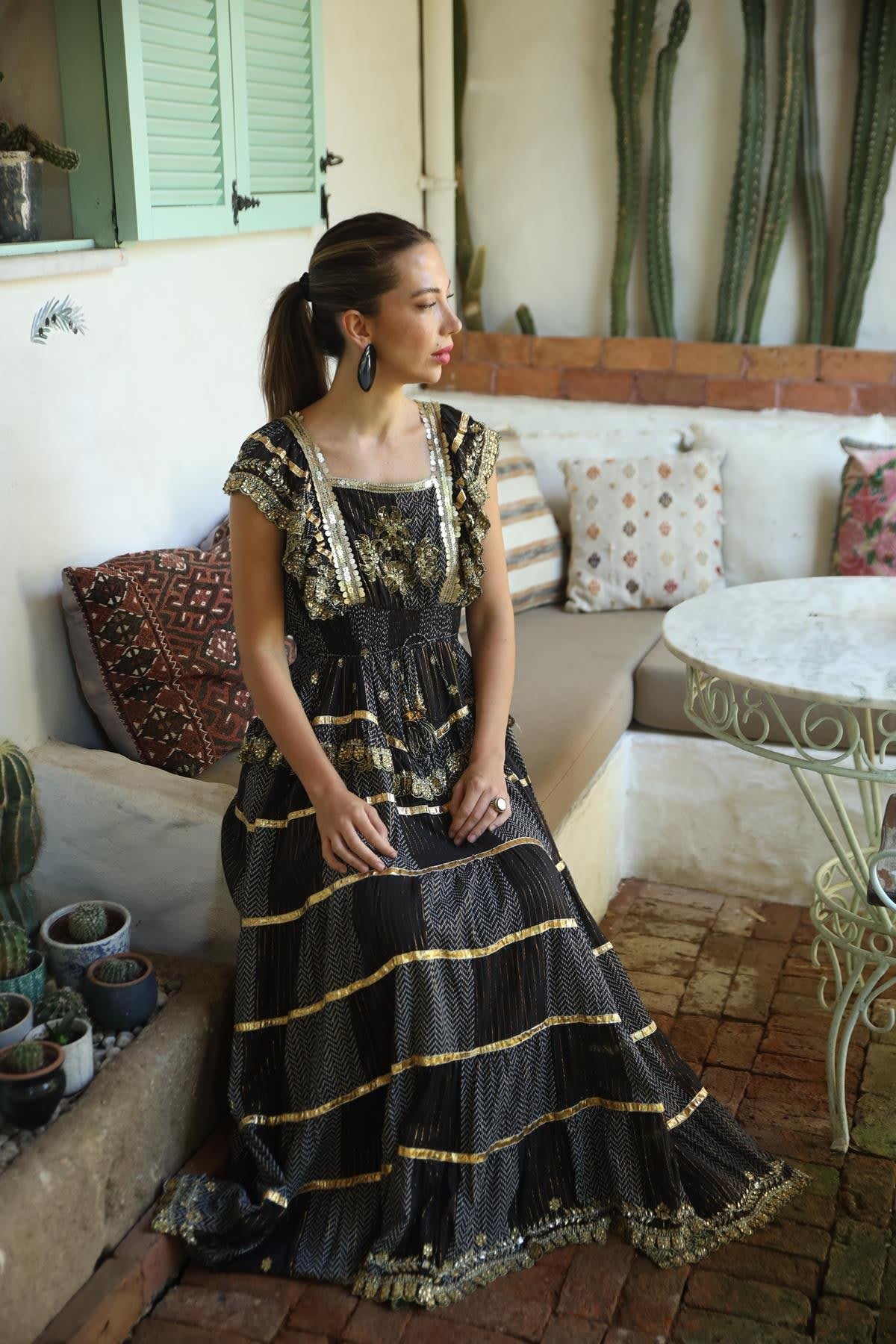 Siyah Gold Detaylı İşlemeli Otantik Elbise