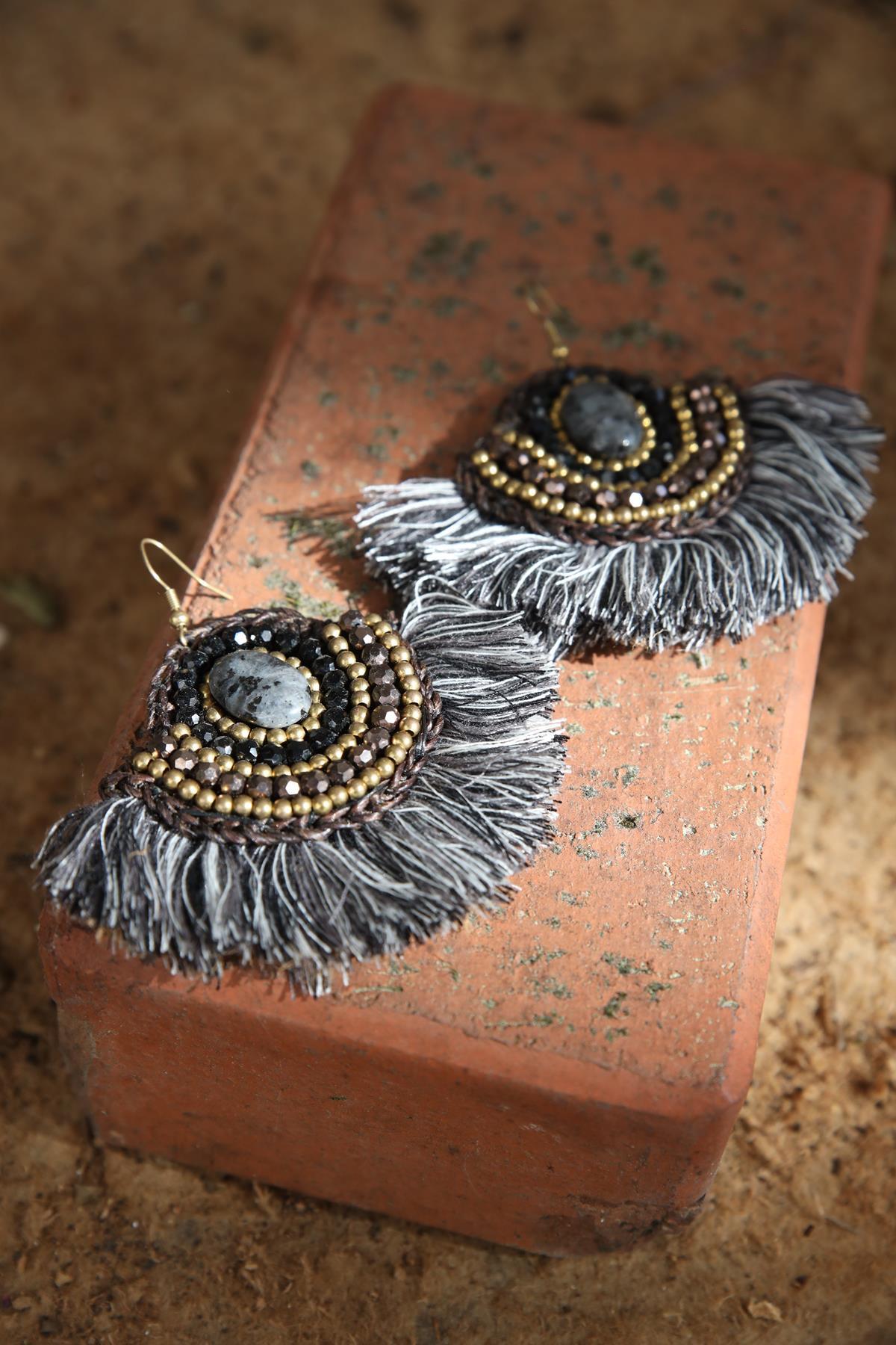 Doğal Taş Detaylı Püsküllü El Yapım Örme Küpe