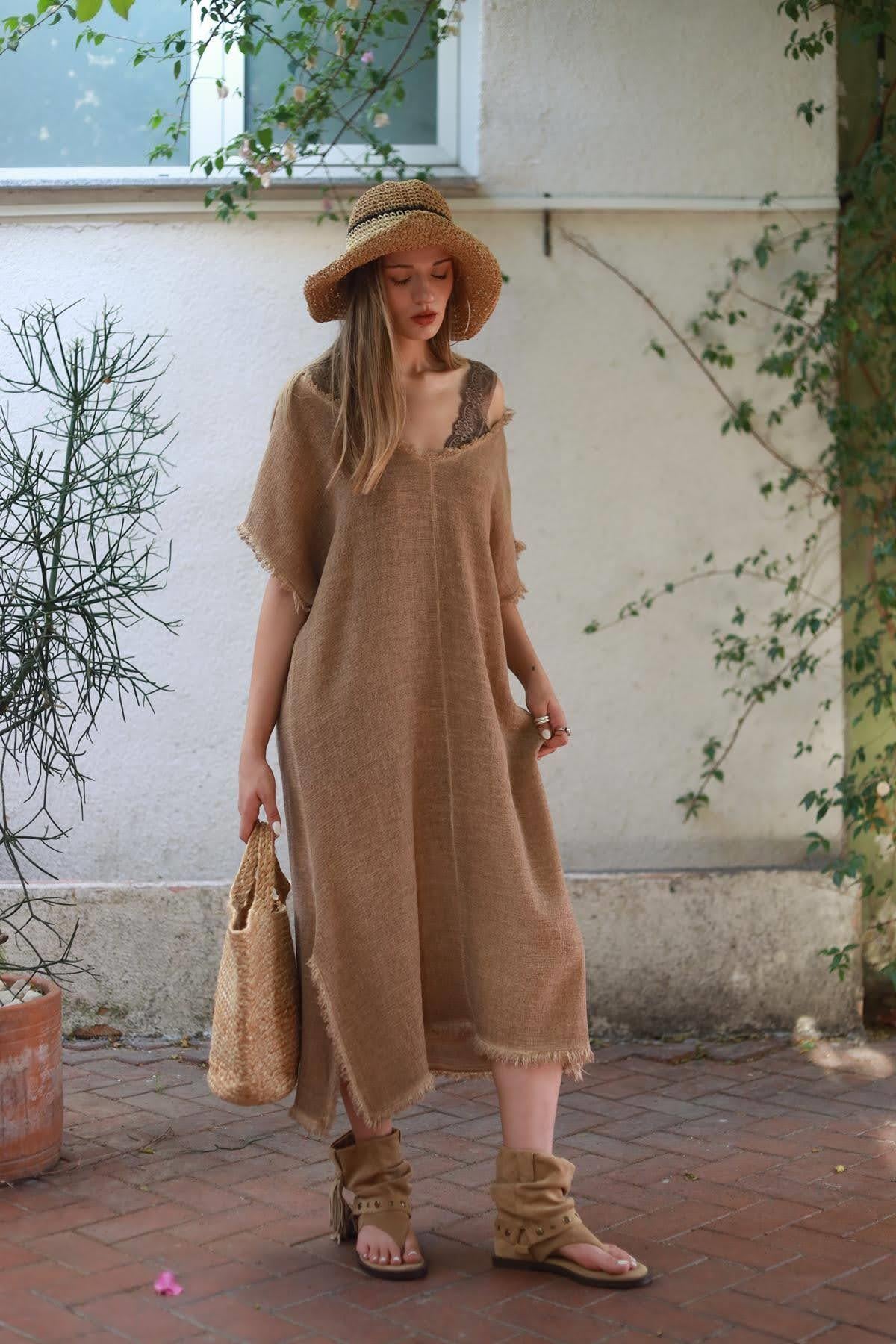 Sütlü Kahve Püsküllü V Yaka Yırtmaçlı Elbise