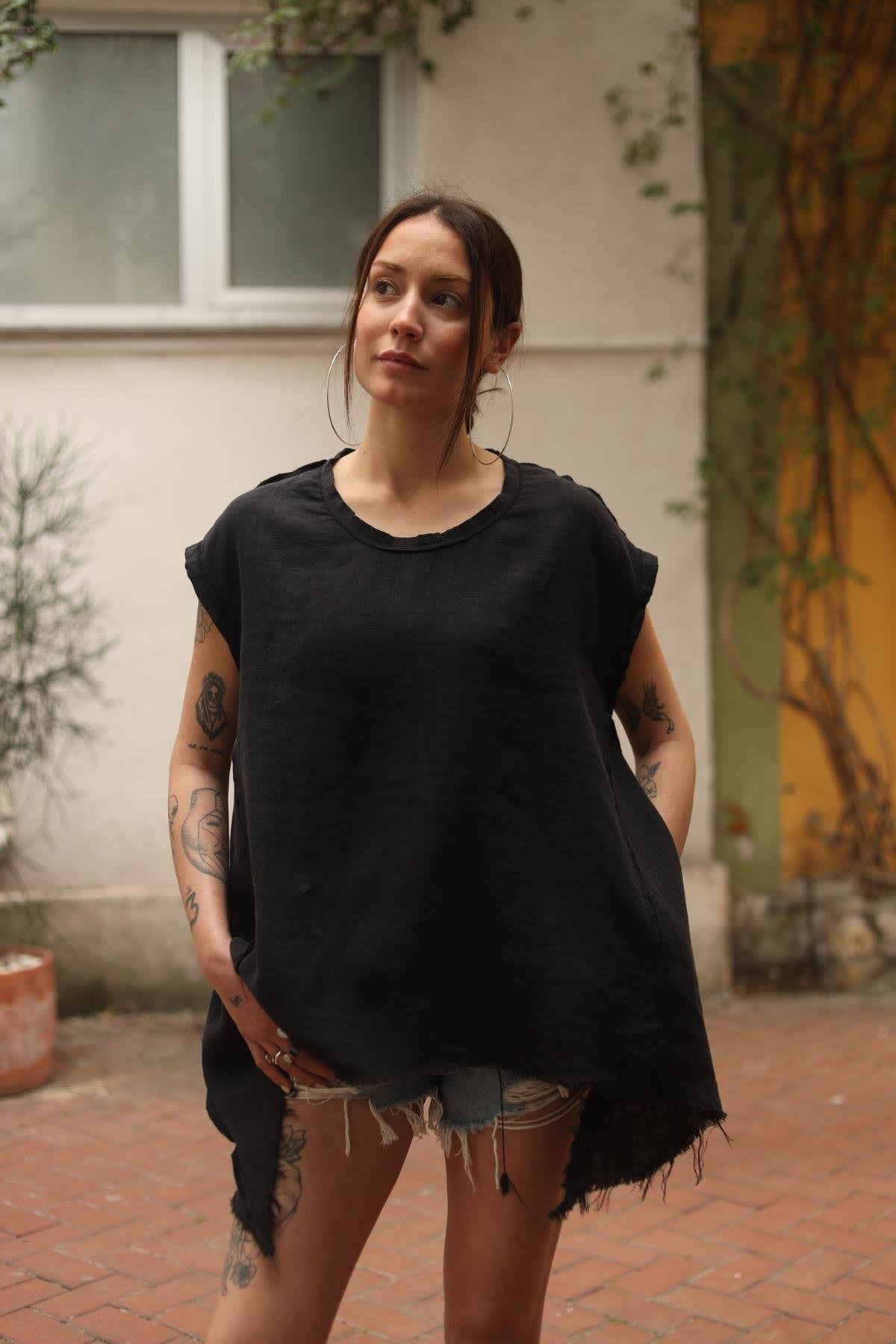 Siyah Dikiş Detaylı Asimetrik Keten Bluz