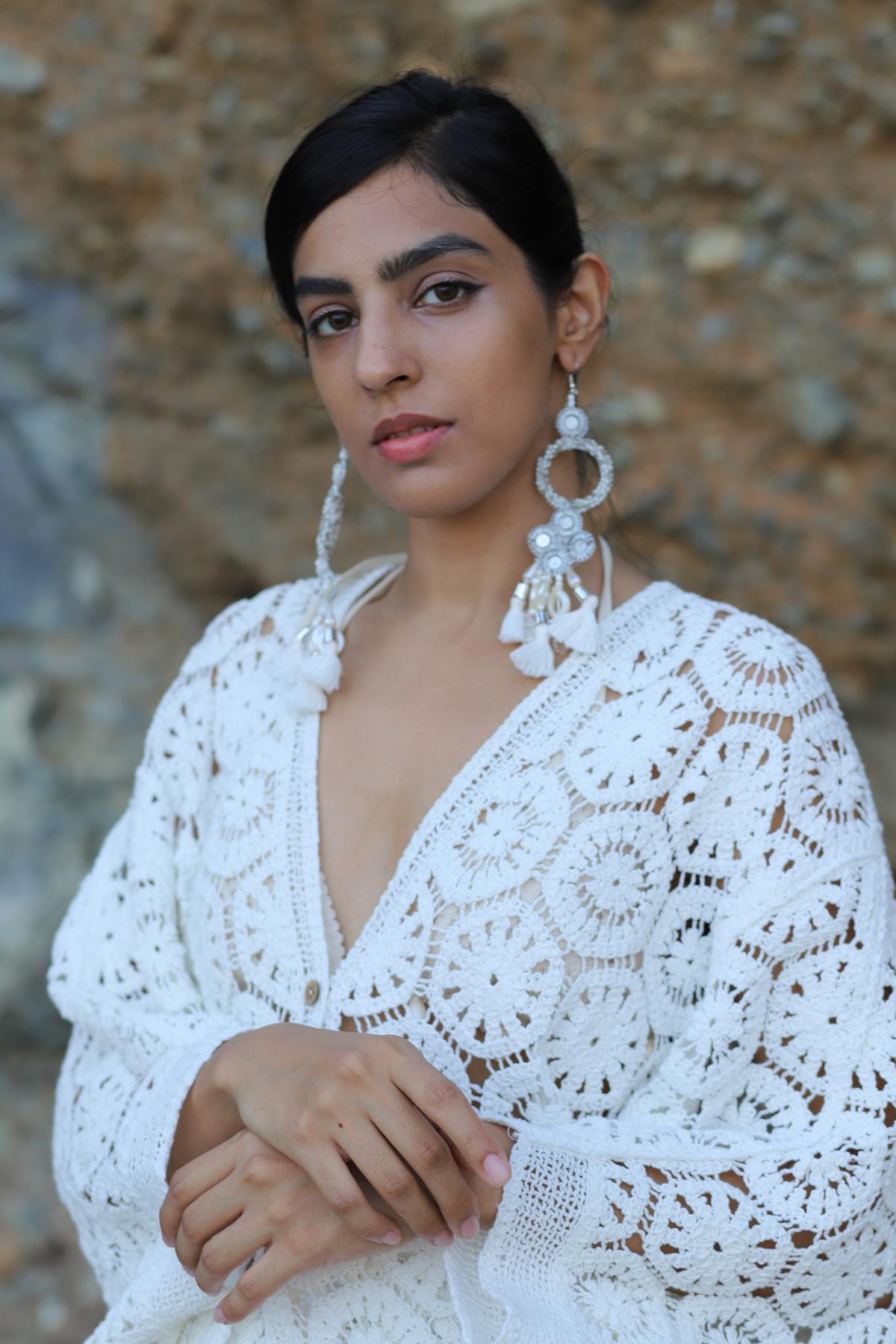 Gri Beyaz El Yapımı Sallantılı Tasarım Küpe - Şaman Butik Gri Beyaz El Yapımı Sallantılı Tasarım Küpe