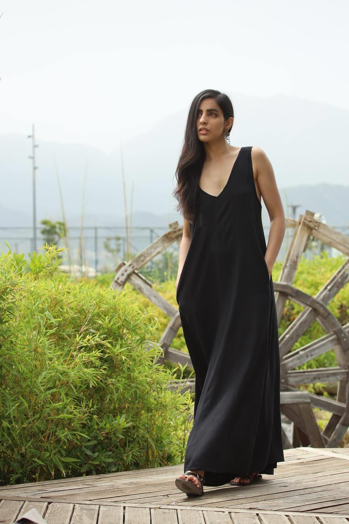 Siyah Sırt Detaylı Askılı Maxi Elbise