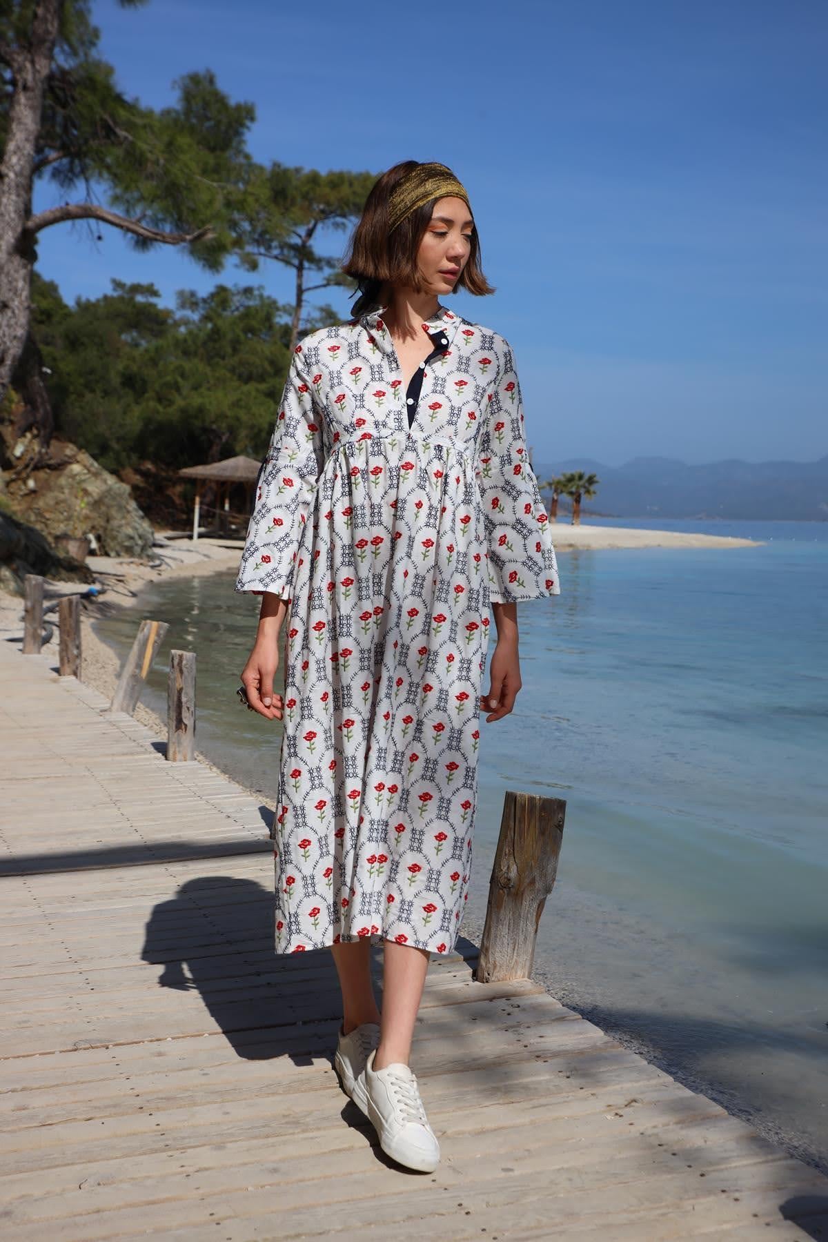  Beyaz Yakası Düğmeli Büzgülü İspanyol Kol İşlemeli Elbise