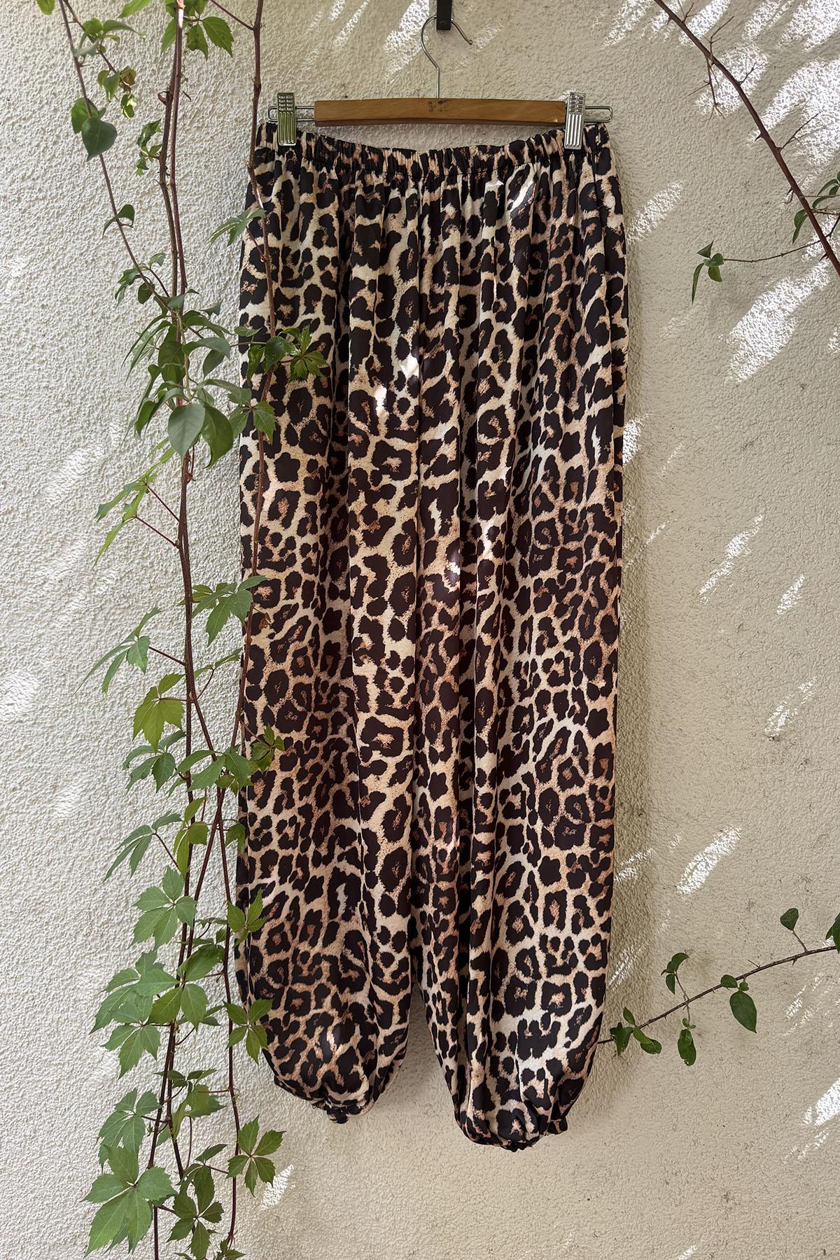 Leopar Desenli Paçası Lastikli Saten Pantolon
