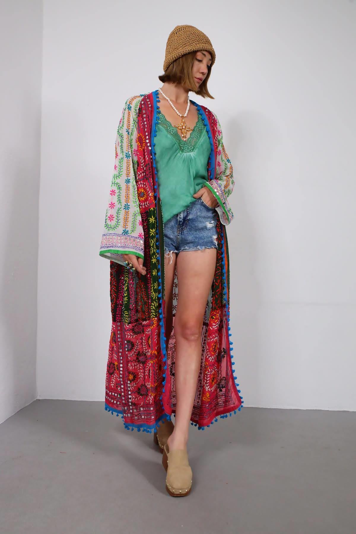 Renkli Pul İşlemeli Kenarları Ponponlu Bohem Kaftan - Şaman Butik Renkli Pul İşlemeli Kenarları Ponponlu Bohem Kaftan
