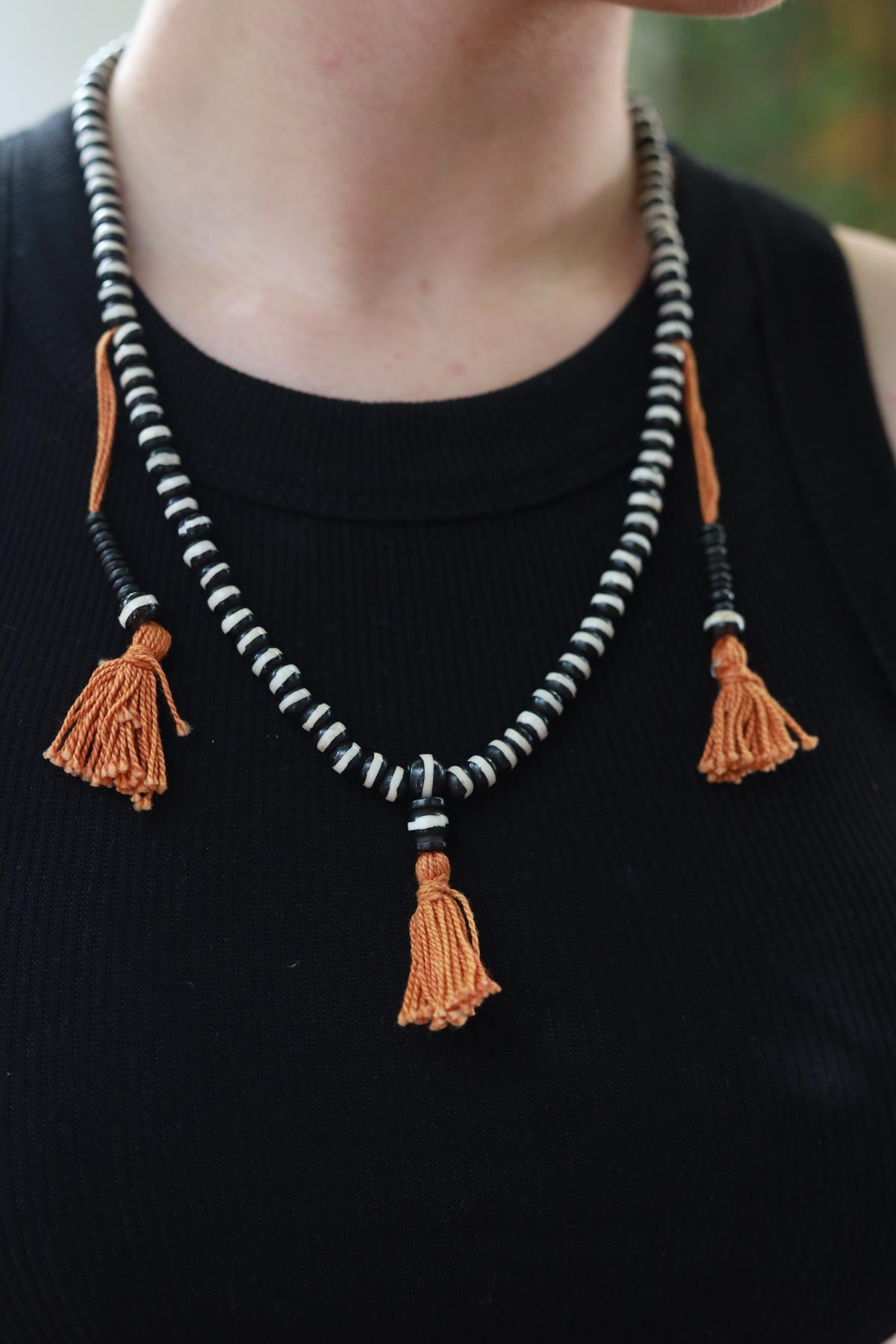 Püskül Detaylı Ahşap Kısa Kolye