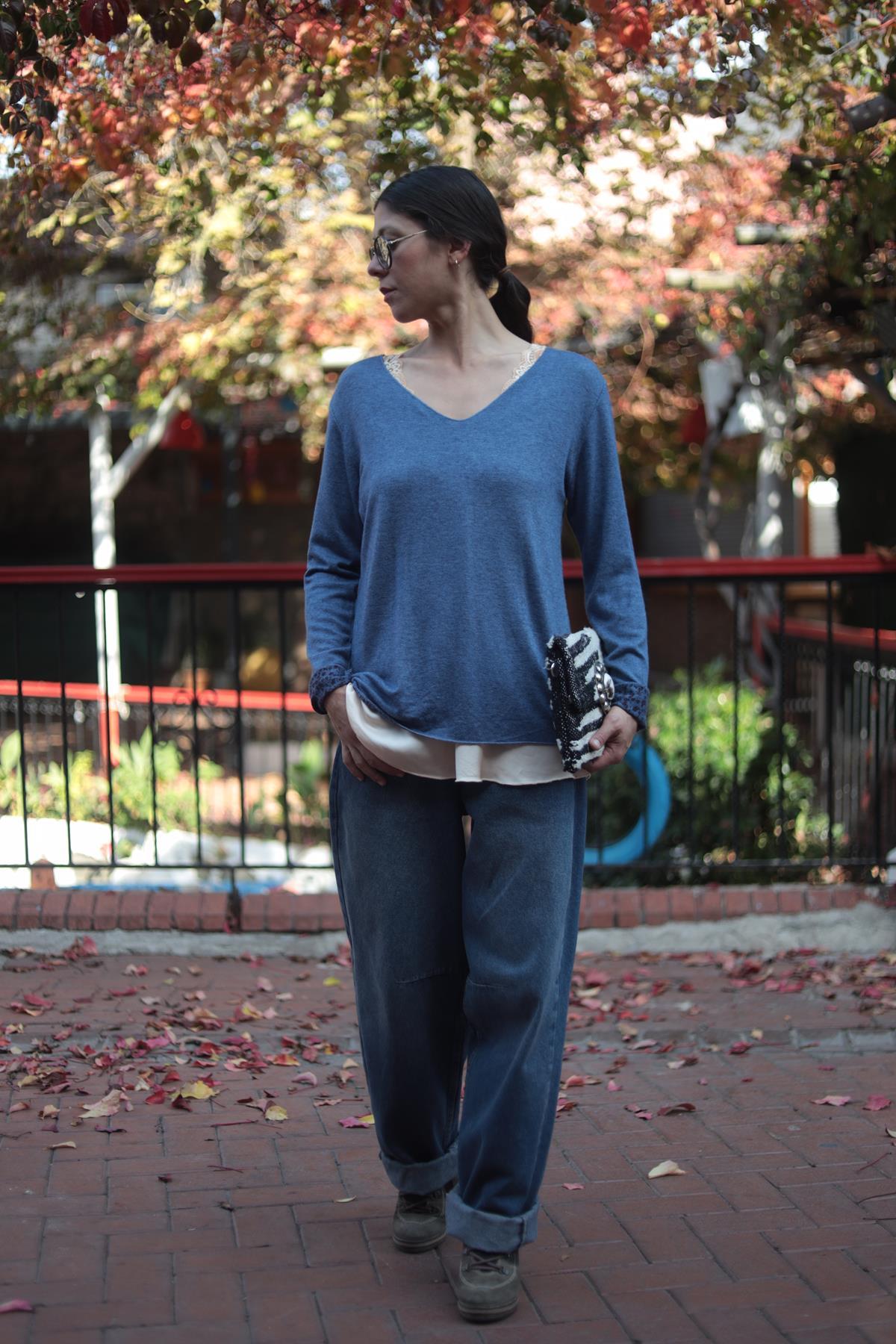 İndigo Mavi V Yaka İçi Çiçek Desenli Triko Bluz