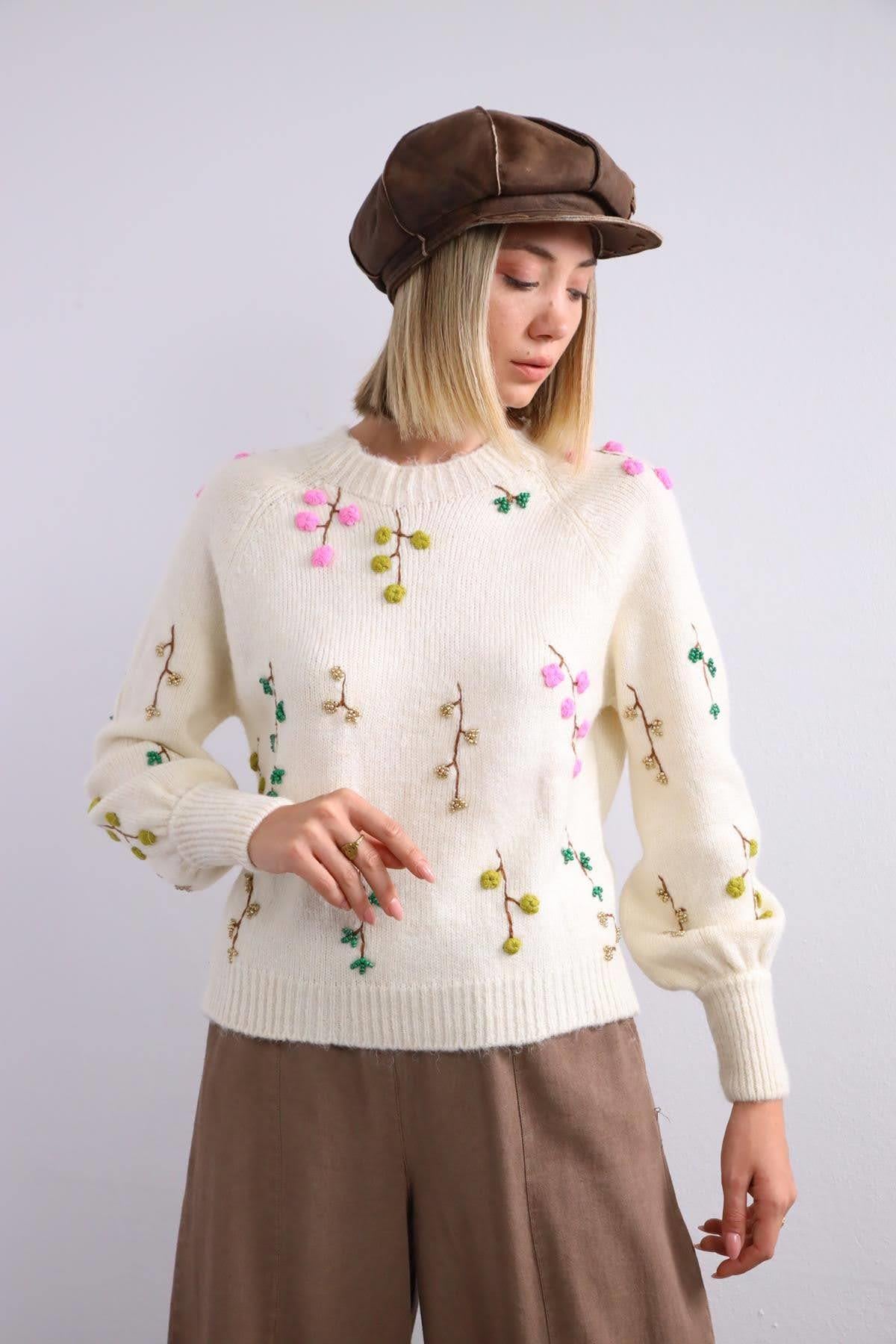  Ekru Çiçek İşlemeli Boncuklu Kazak