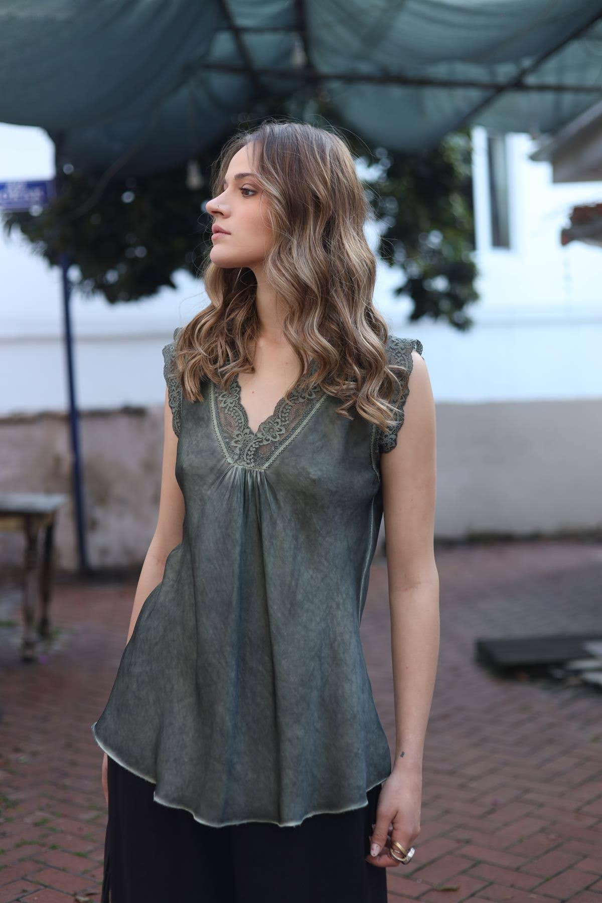 Haki Dantel Detaylı Kolsuz Bluz