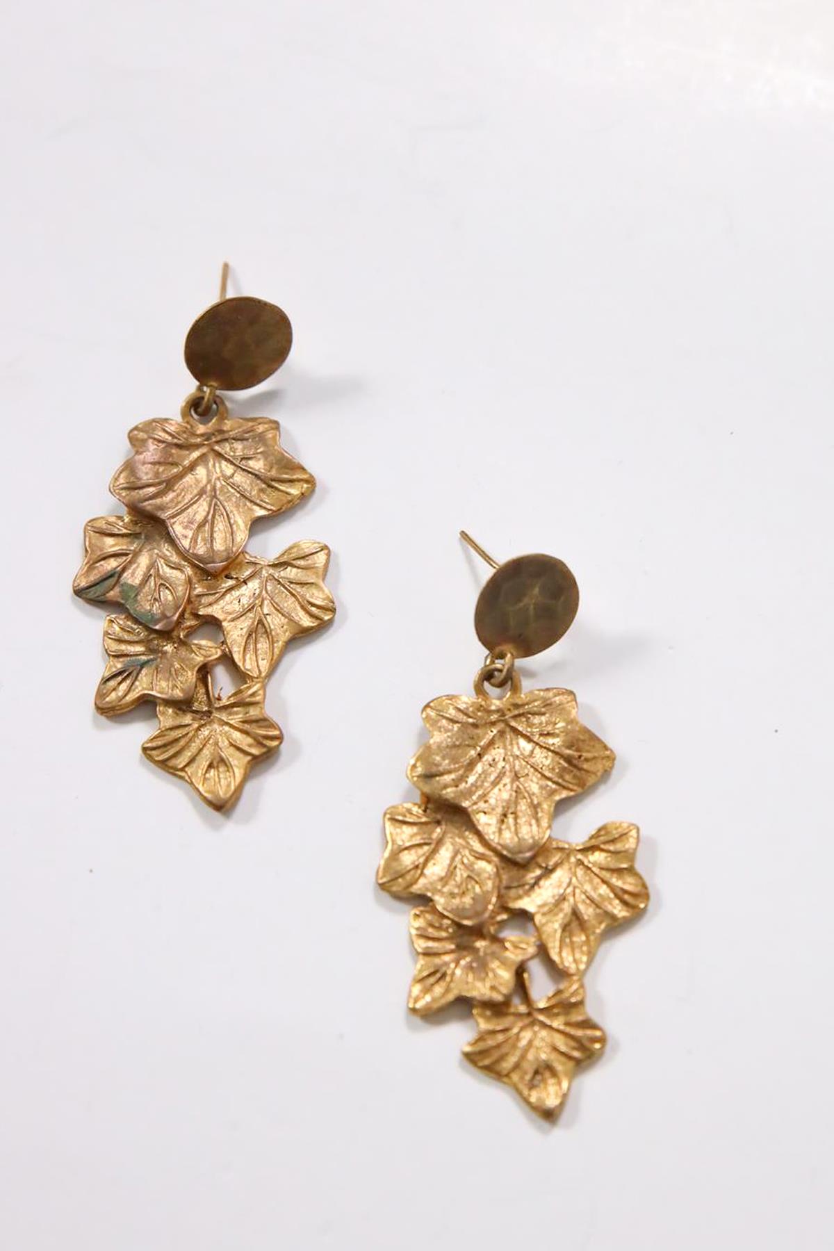  Yaprak Detaylı Sallantılı Bronz Küpe