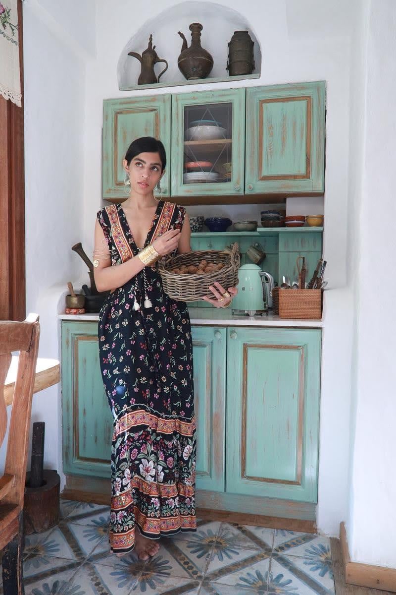 Siyah Yakası İşlemeli Cut Out Detaylı Çiçekli Elbise - Şaman Butik Siyah Yakası İşlemeli Cut Out Detaylı Çiçekli Elbise