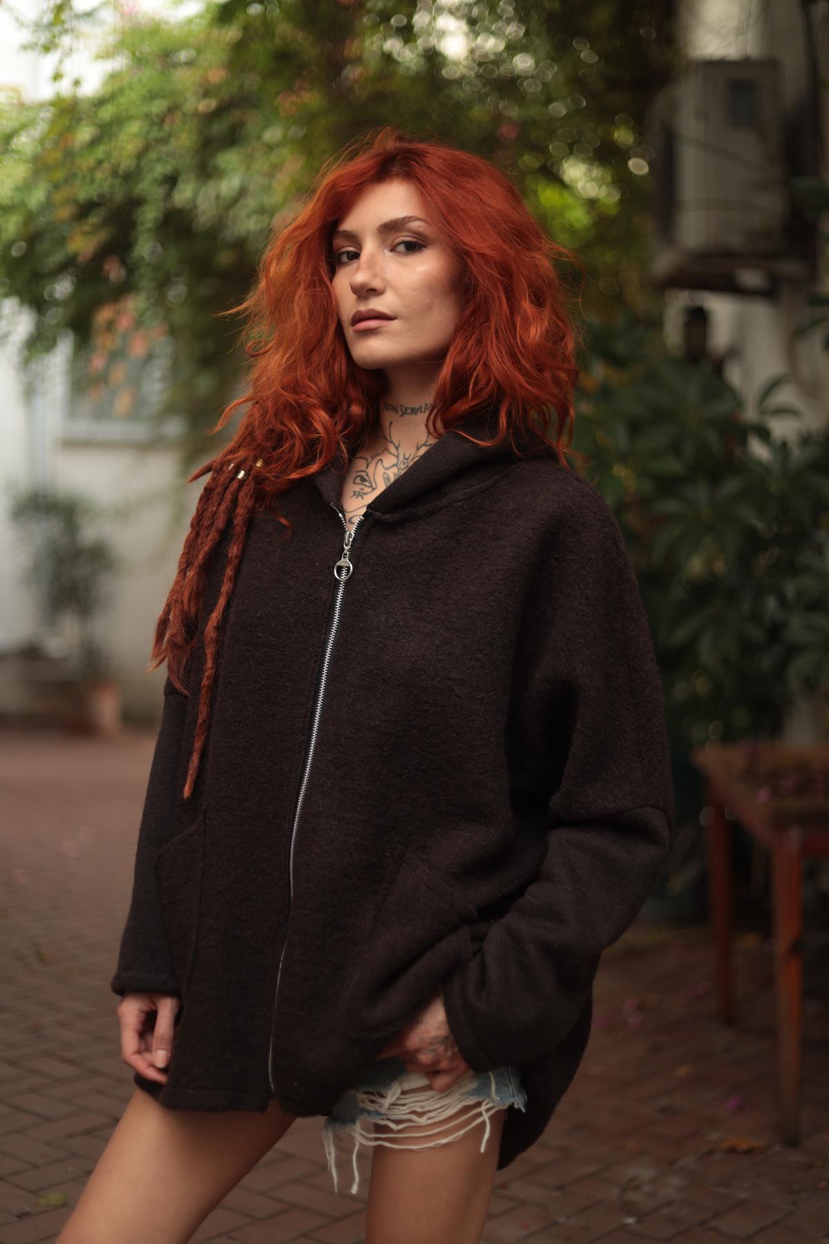 Koyu Kahverengi Kapüşonlu Kısa Keçe Kaban