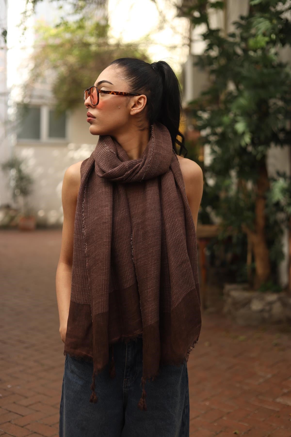 Kahverengi Köşeleri Püsküllü Şal