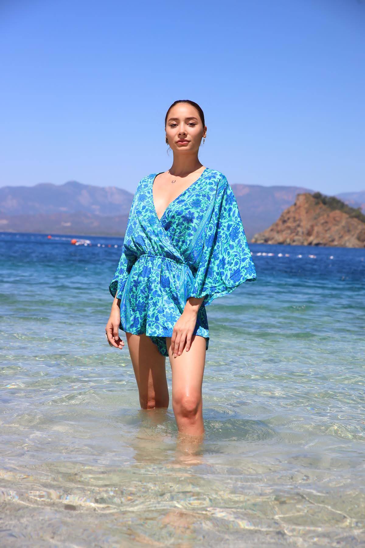 Mavi Kruvaze Yaka Beli Lastikli Kısa İpek Tulum - ŞAman Butik Mavi Kruvaze Yaka Beli Lastikli Kısa İpek Tulum