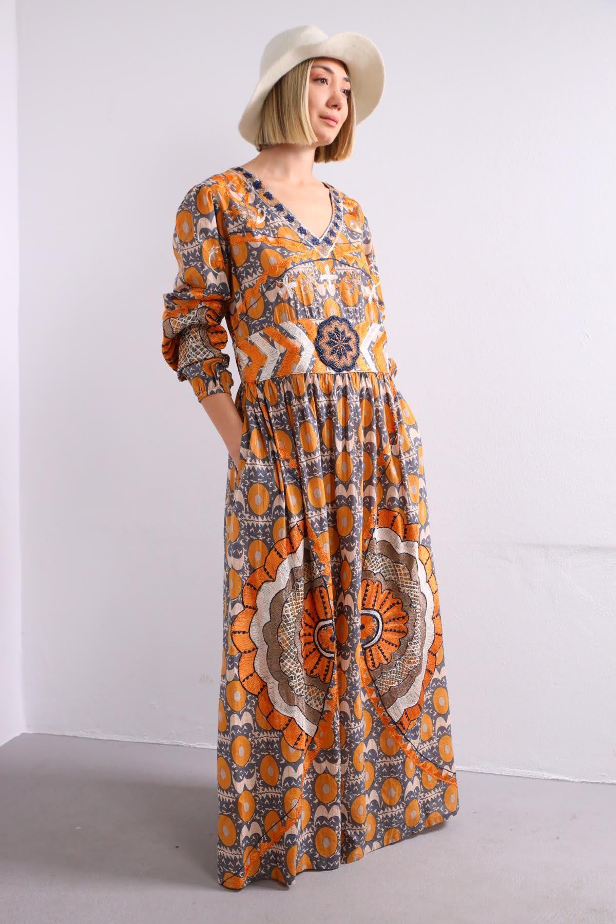 Gri Otantik İşlemeli Kemer Detaylı Elbise - Şaman Butik Gri Otantik İşlemeli Kemer Detaylı Elbise