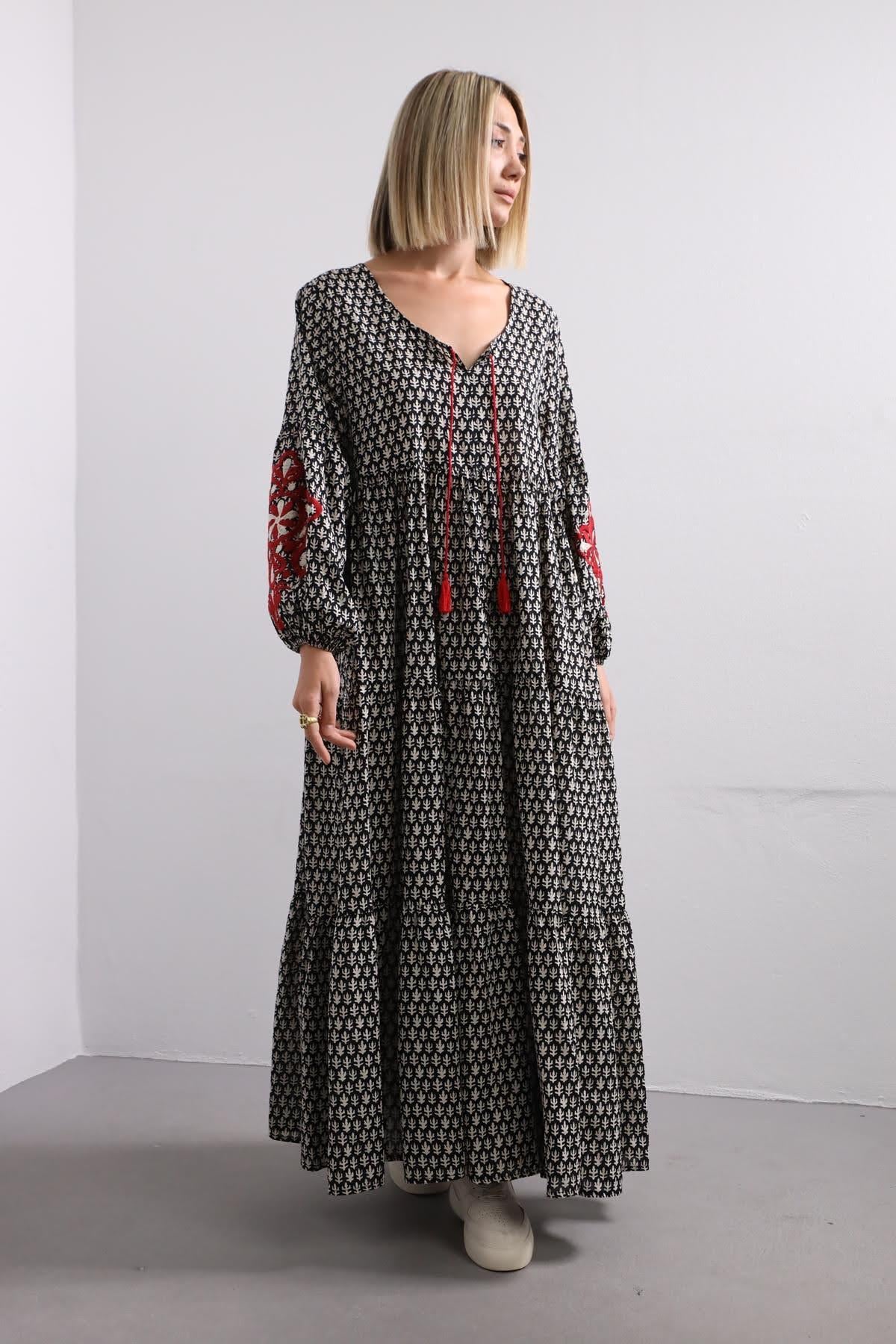 Siyah Desenli Kolları Nakışlı Elbise - Şaman Butik Siyah Desenli Kolları Nakışlı Elbise