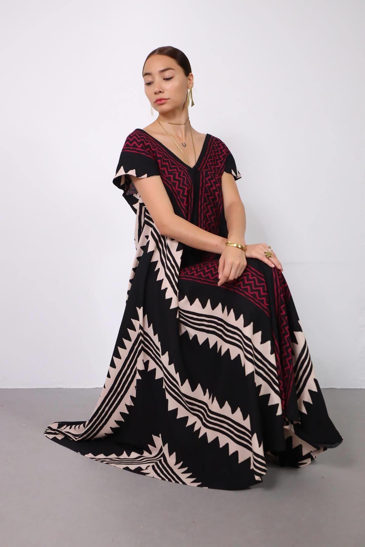 Siyah V Yaka Desenli Aura Elbise - Şaman Butik Siyah V Yaka Desenli Aura Elbise