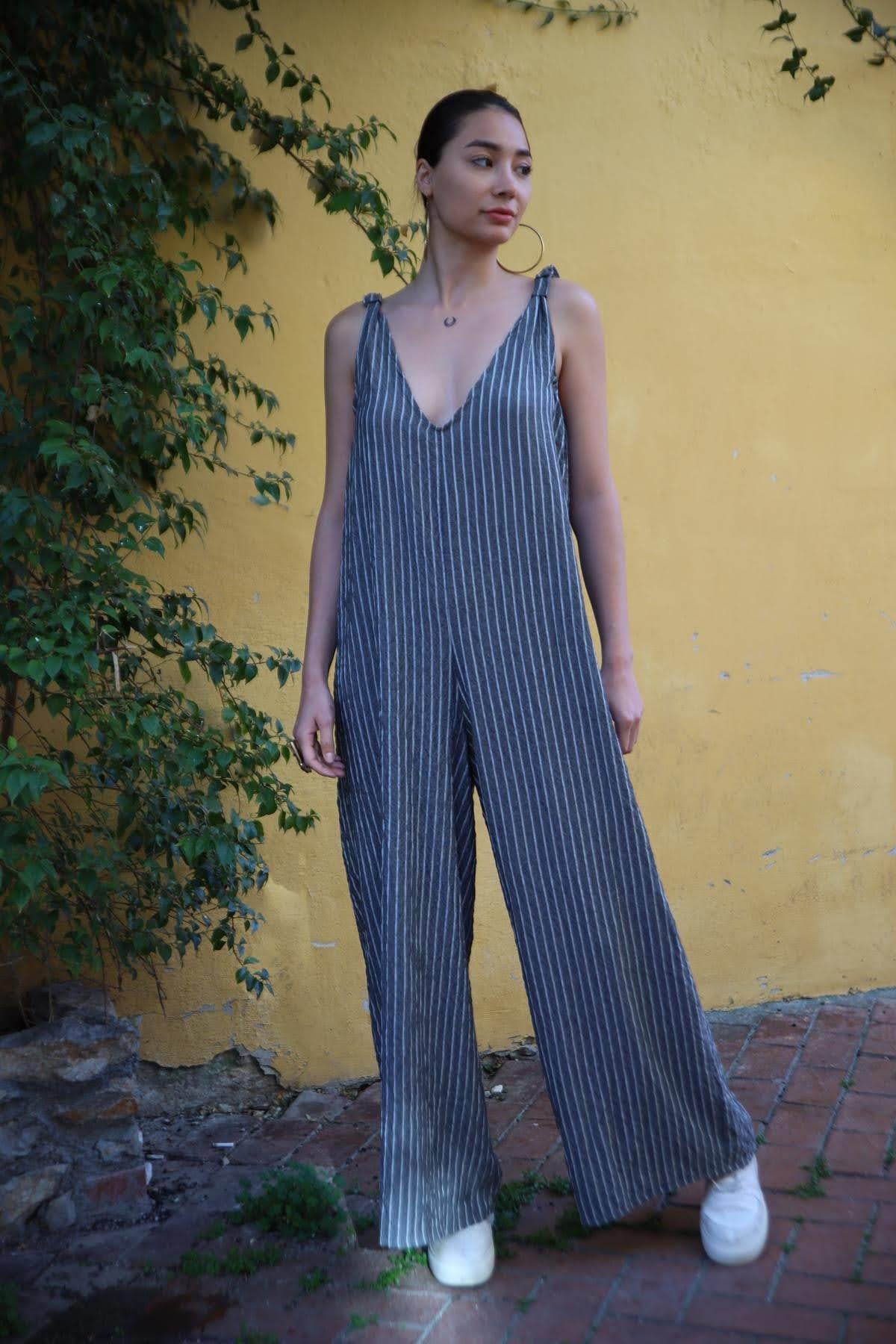 Antrasit Çizgili Omzu Büzgülü Gofre Tulum - Şaman Butik Antrasit Çizgili Omzu Büzgülü Gofre Tulum