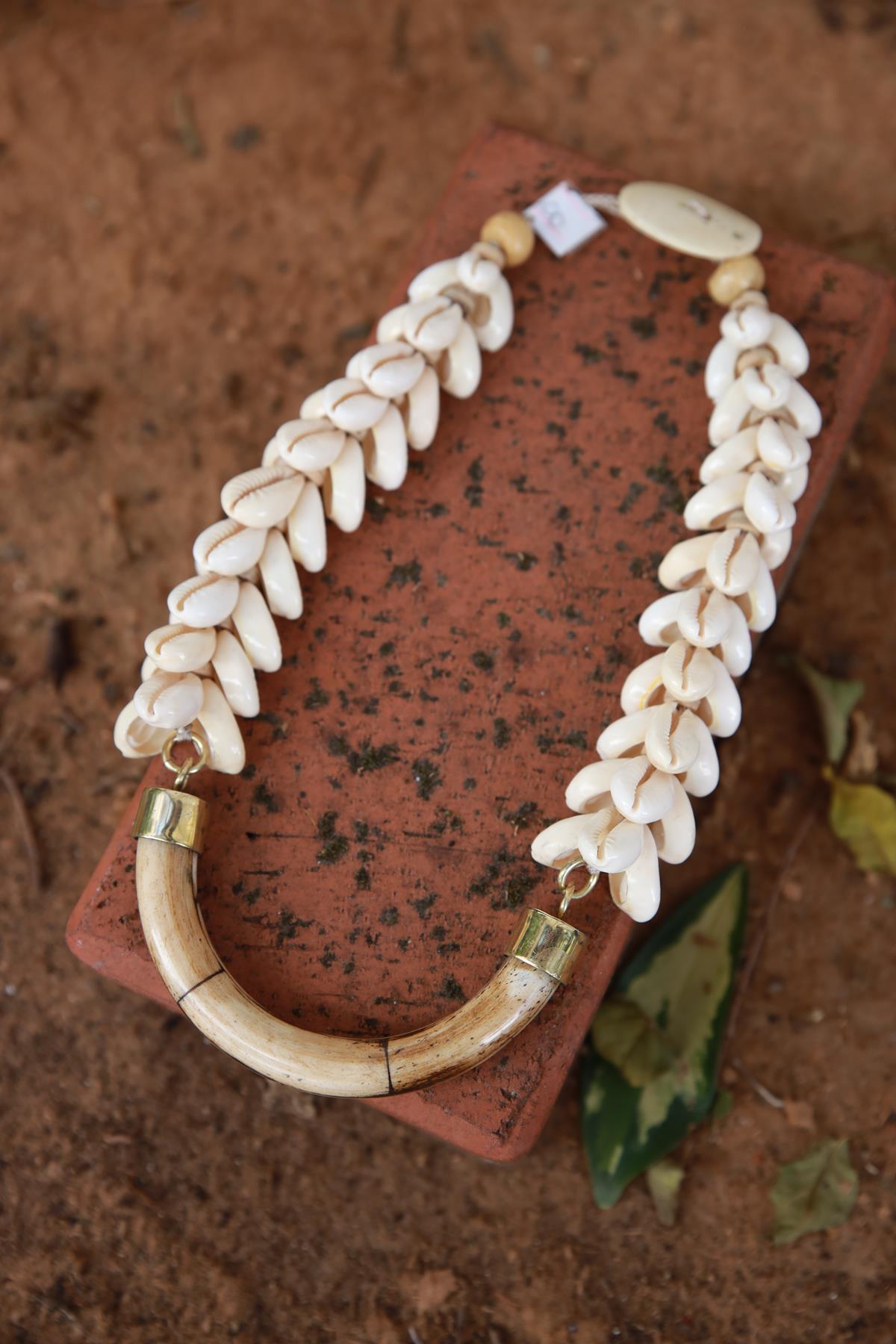 Bone Detail Seashell Design Necklace