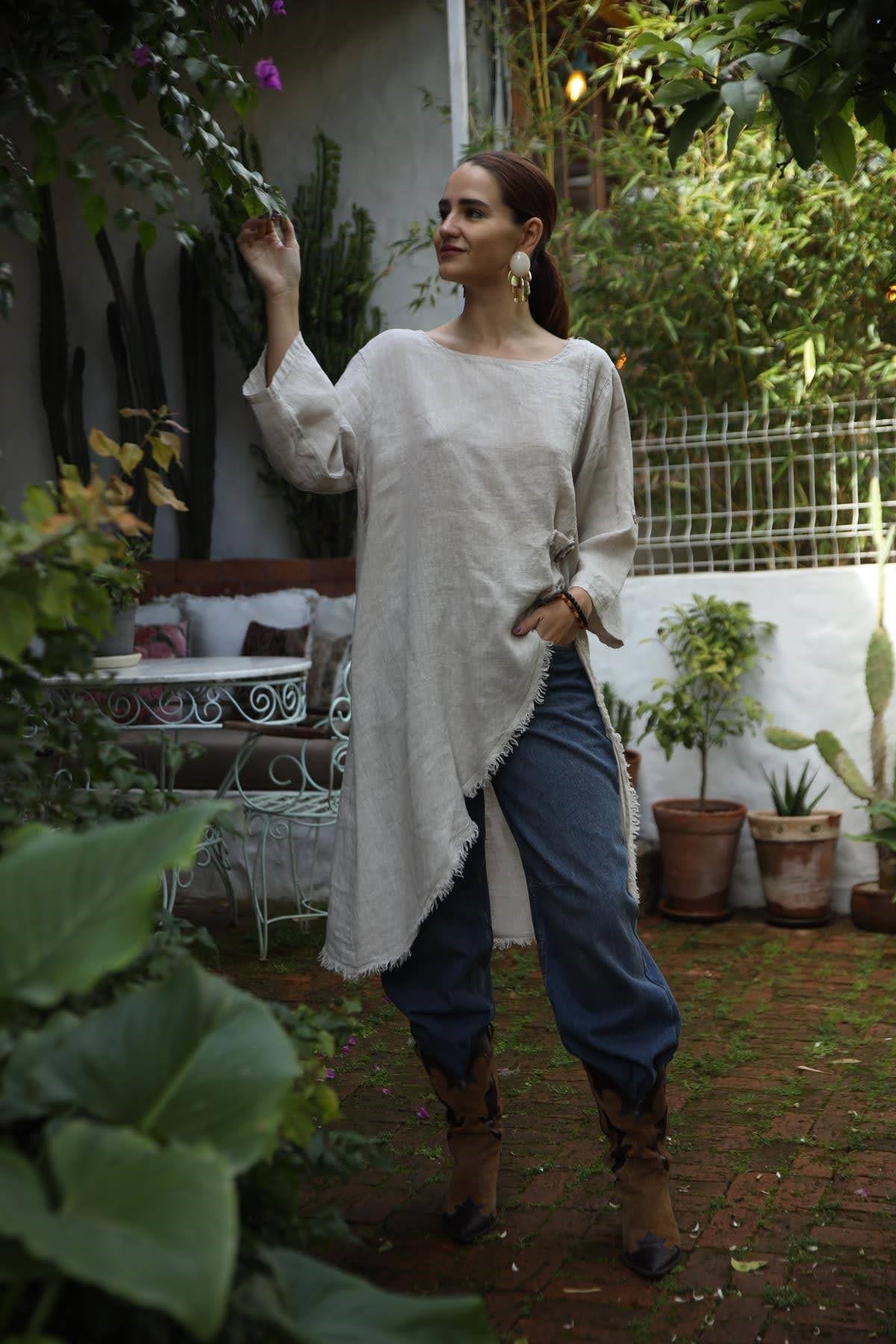 Taş Rengi Püsküllü Asimetrik Kesim Tokalı Keten Tunik