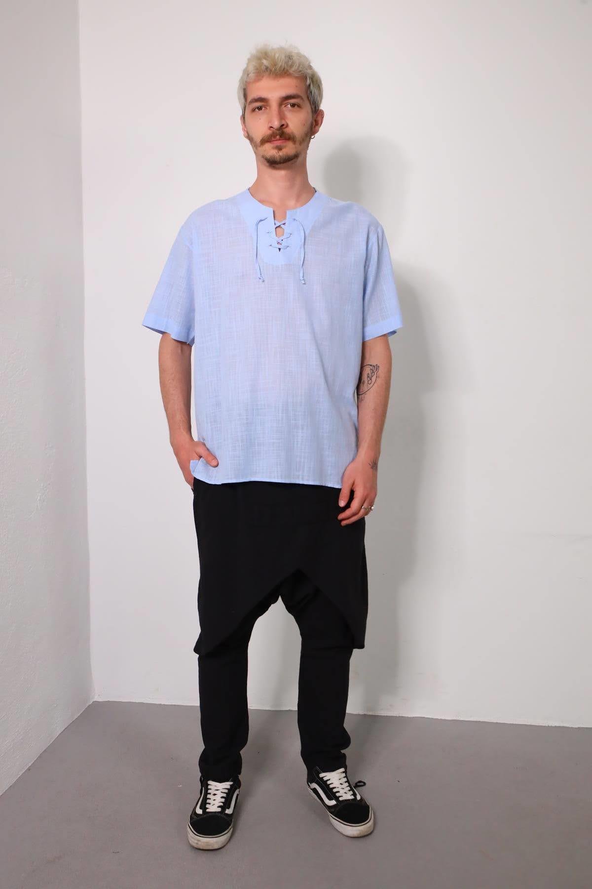  Mavi Yakası Bağcıklı Yırtmaçlı Kısa Kollu Erkek Gömlek