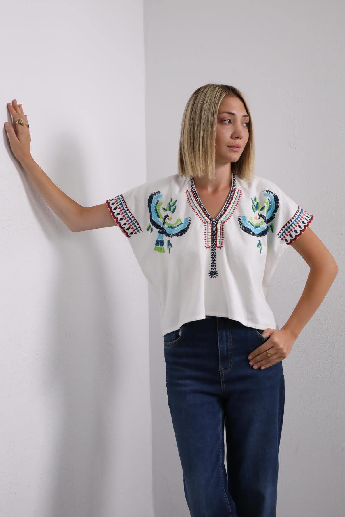 Beyaz İşlemeli Kolsuz Bluz - Şaman Butik Beyaz İşlemeli Kolsuz Bluz