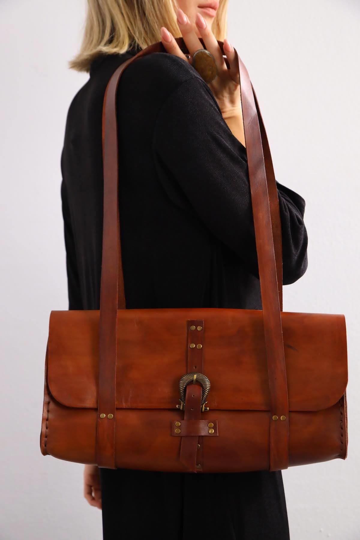  Kahverengi Zımba Detaylı Deri Çanta