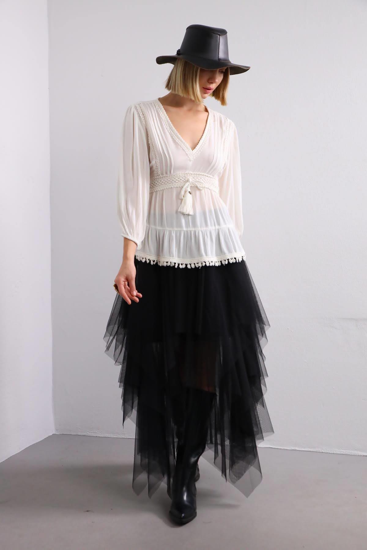 Beyaz V Yaka Altı Püsküllü Bluz - Şaman Butik Beyaz V Yaka Altı Püsküllü Bluz