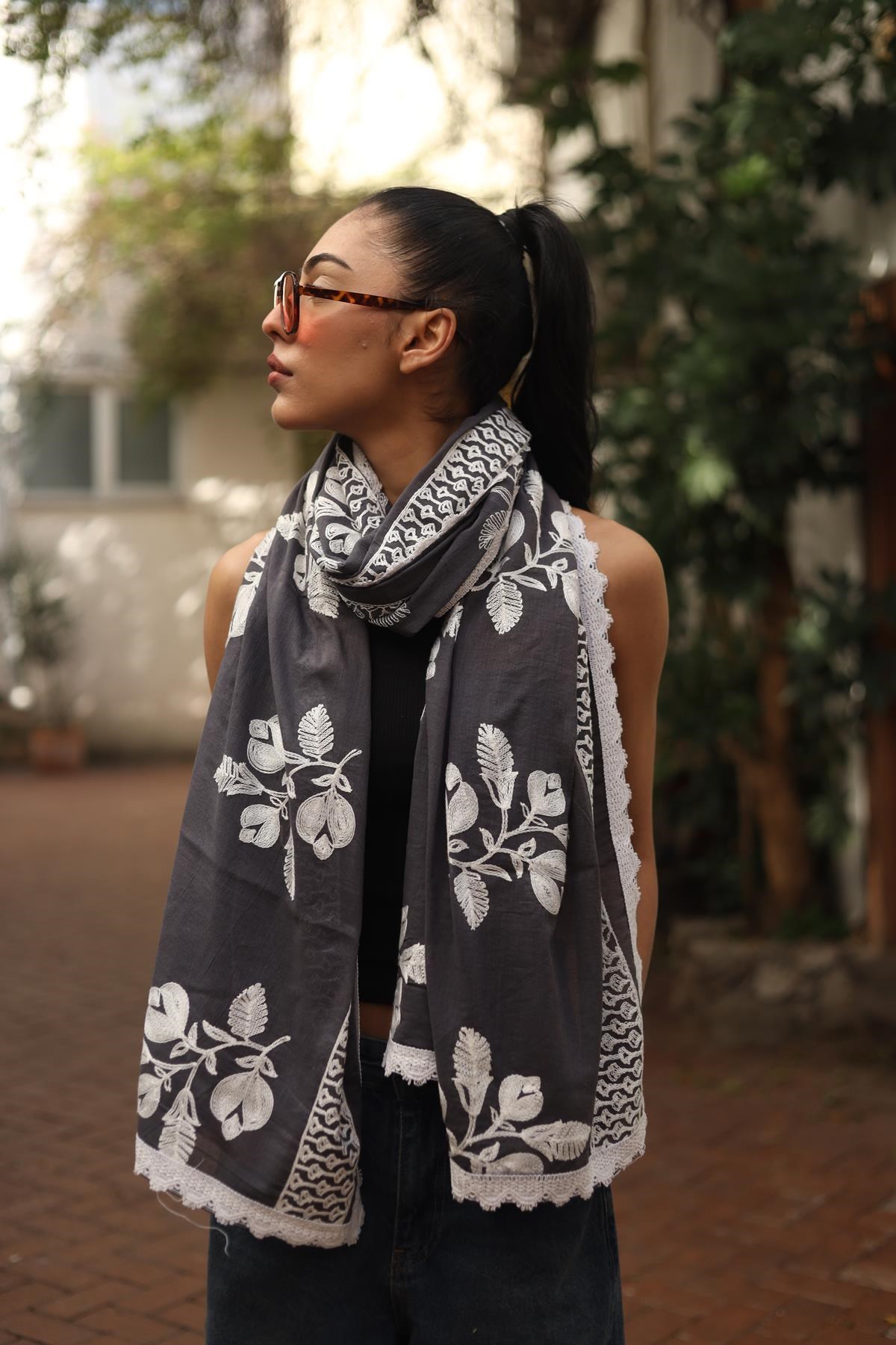 Antrasit Kenarları Dantelli Nakışlı Şal