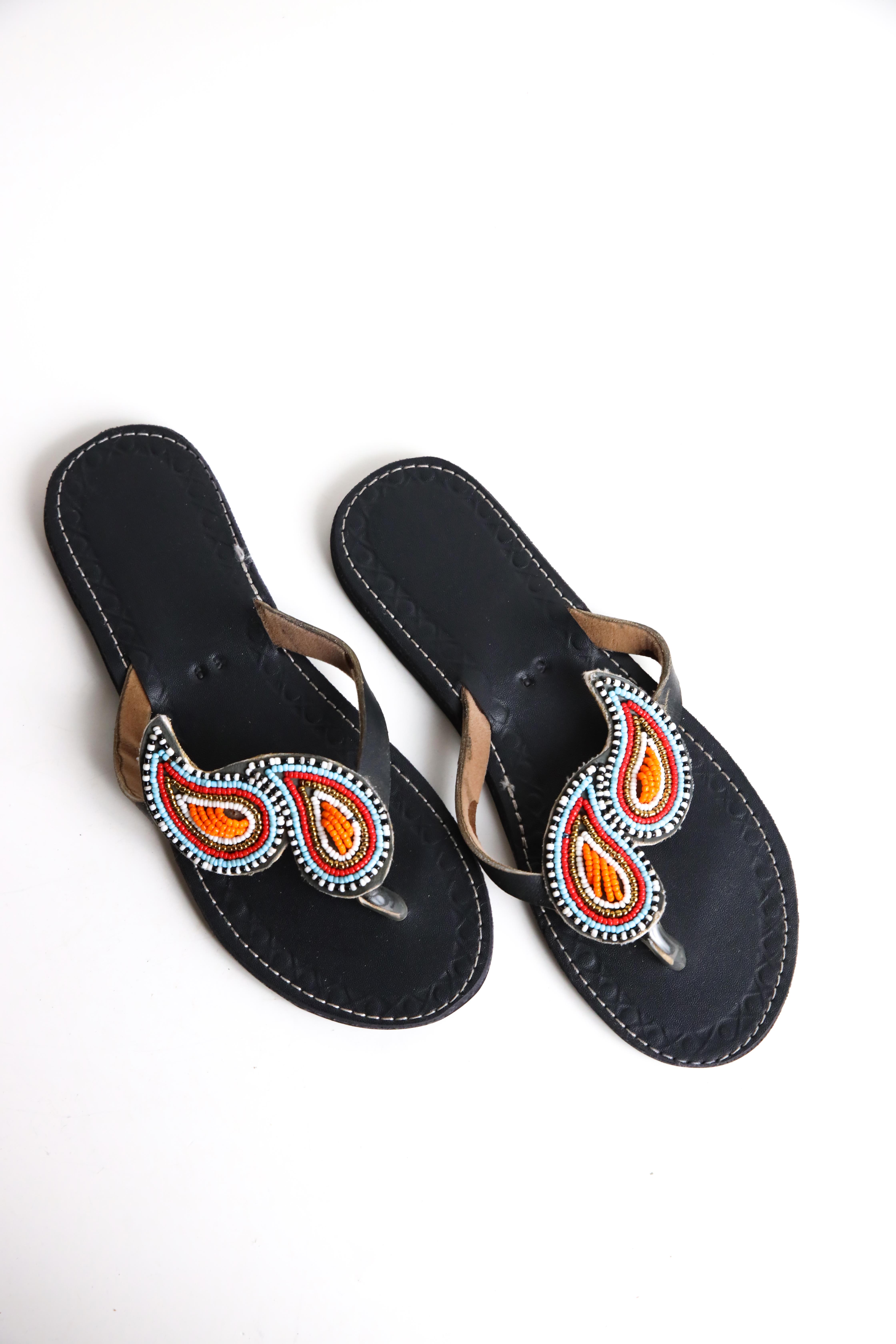  Siyah Boncuk İşlemeli Parmak Arası Terlik