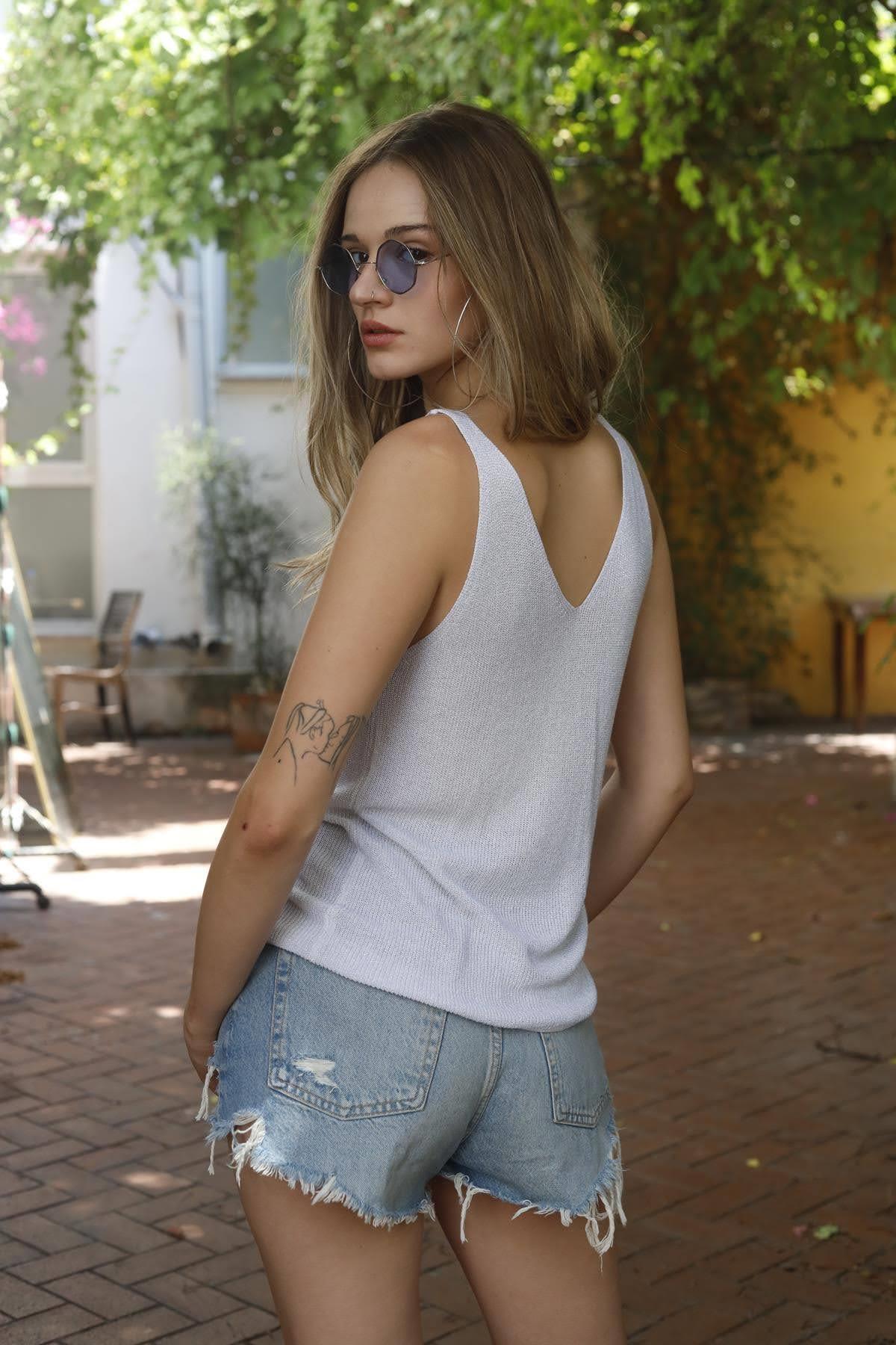 Açık Gri Önü Arkası V Yaka Simli Bluz