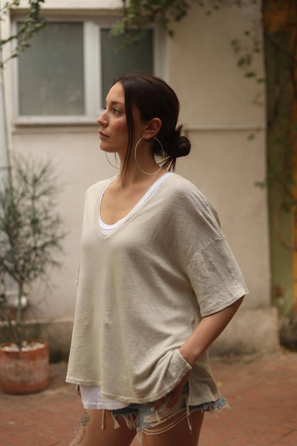 Taş Rengi V Yaka Yırtmaçlı Keten Bluz