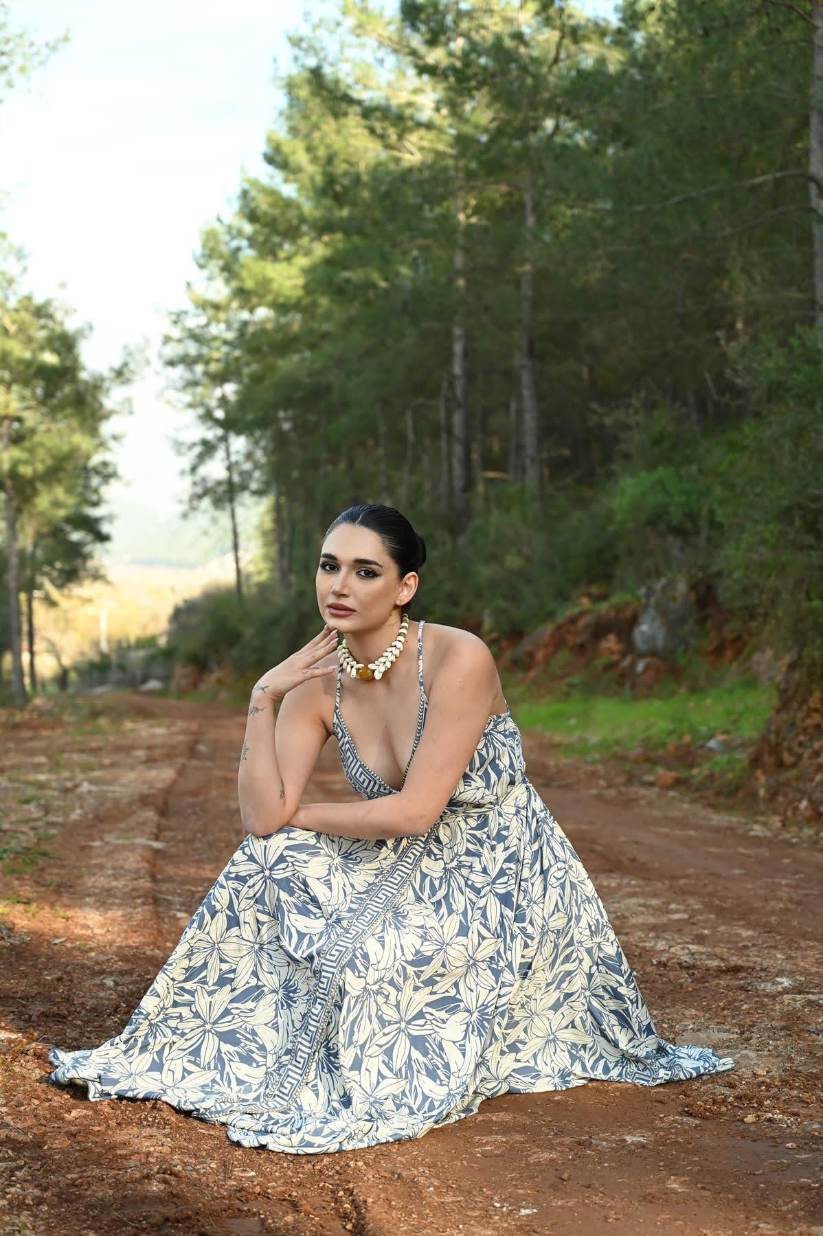 İndigo Mavi Desenli Sırtı Çapraz Askılı Kuşaklı İpek Elbise